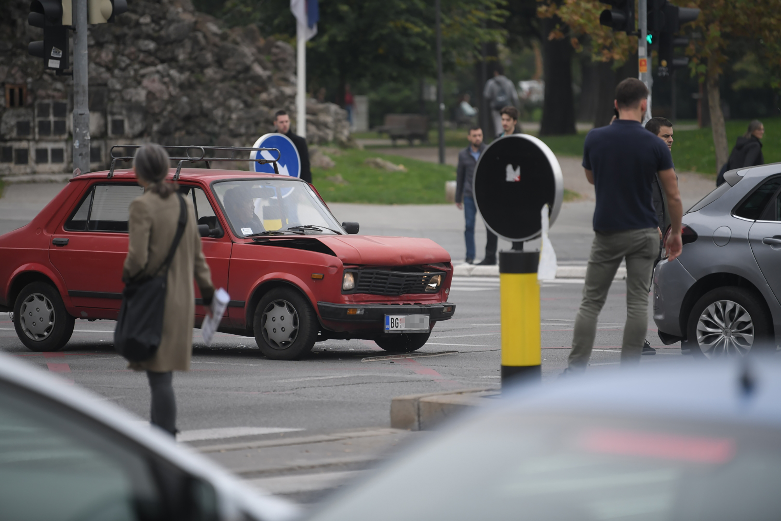 Beograd 11.10.2022. Saobraćajna nesreća, sudar, čukanje, Bulevar Revolucije, saobraćajka