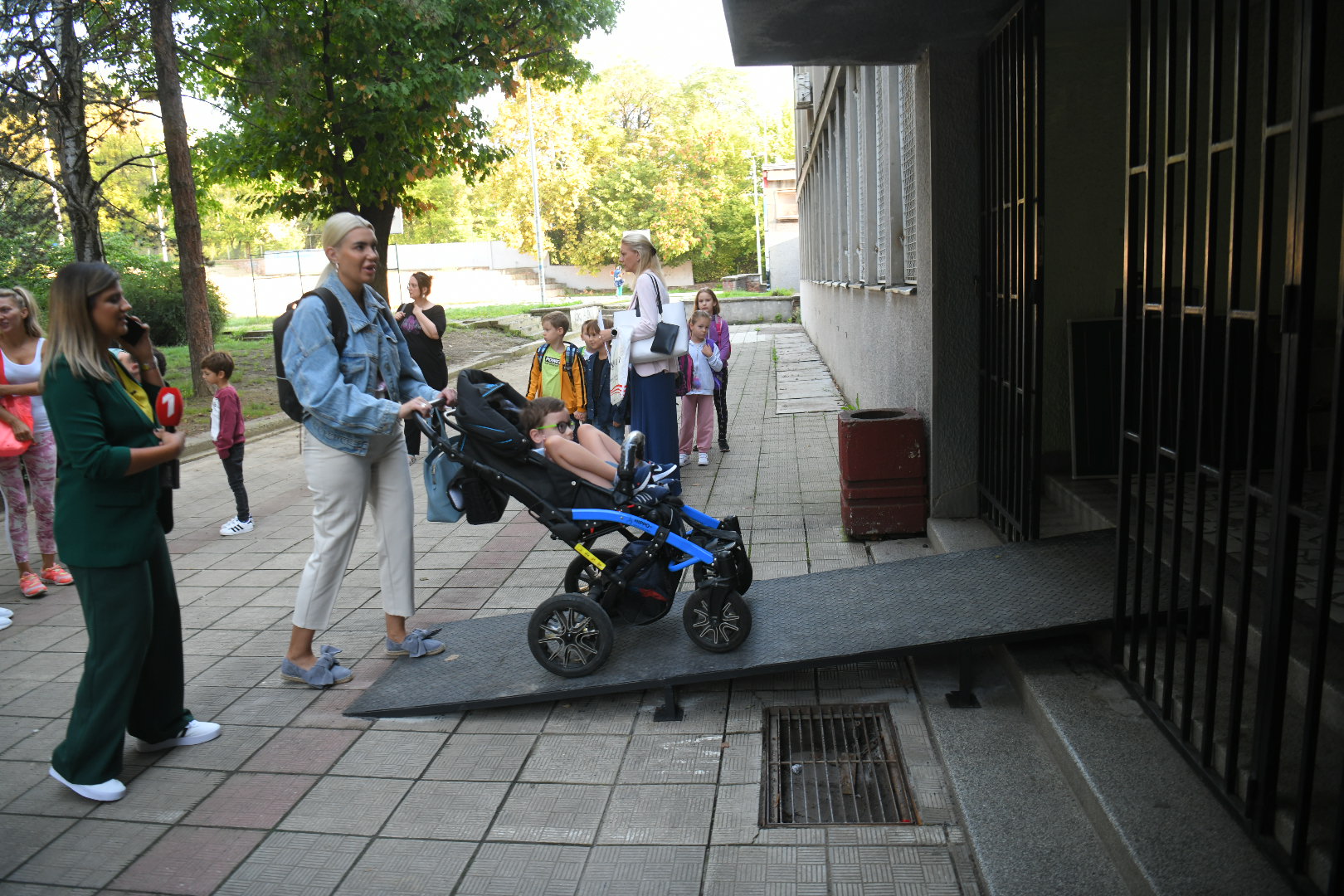 Beograd 06. septembar 2022. OŠ "Živojin Mišić" Matija decak koji boluje od spinalne misicne atrofije krenuo u skolu, obezbedjena rampa, prilaz za kolica Foto:Nemanja Jovanović/Nova.rs