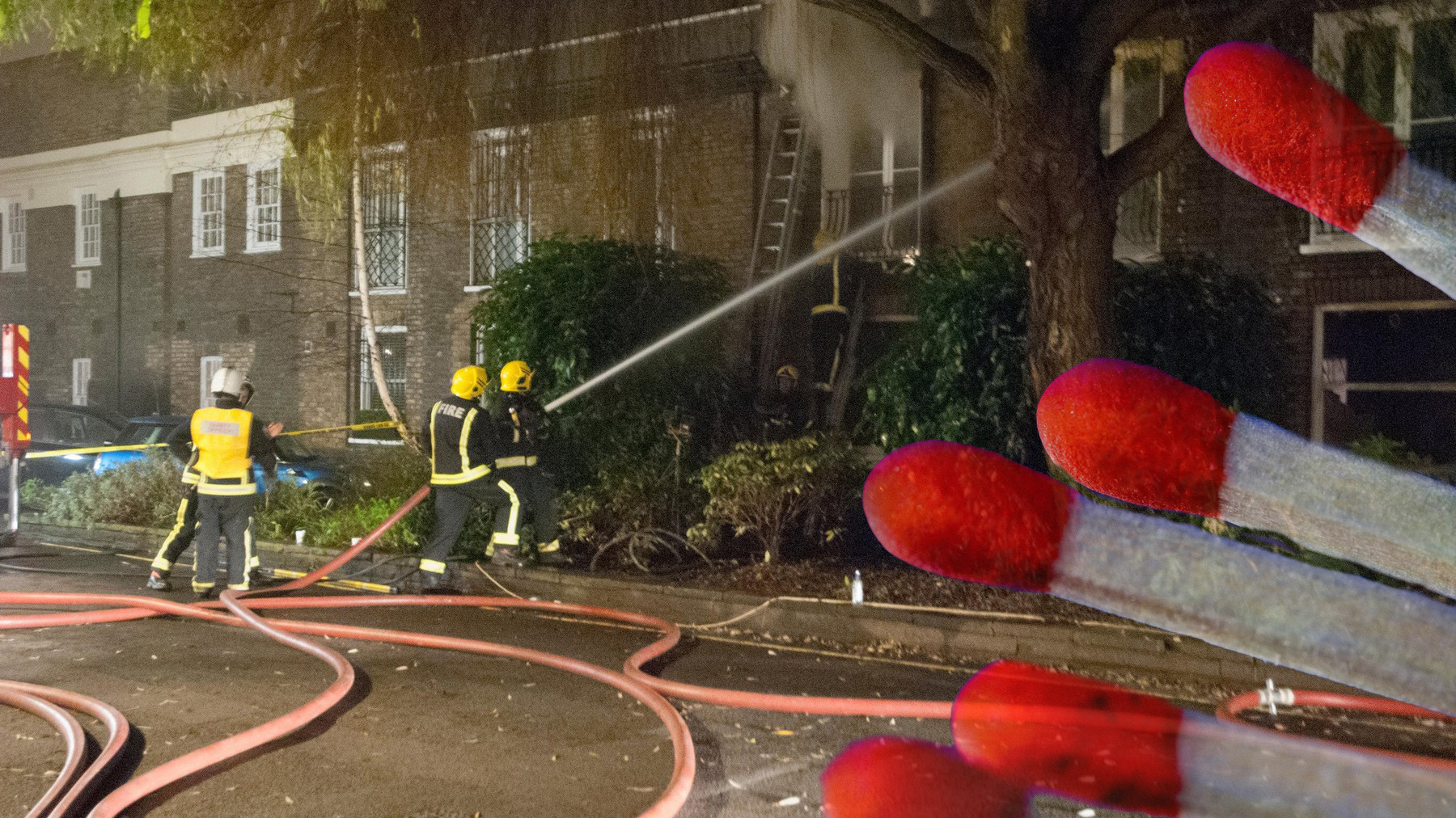 Tri dečaka podmetnula požar i spalila dve kuće London, UK . 21st Jan, 2014. London Fire Service crew tackle a house fire at Hyde Park Gardens Mews, Paddington, central London. © Peter Manning/Alamy Live News