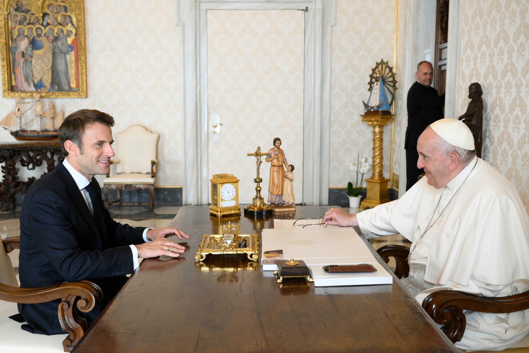 ITALY - POPE FRANCIS DURING A PRIVATE AUDIENCE WITH FRENCH PRESIDENT EMMANUEL MACRON AT THE VATICAN - 2022/10/24