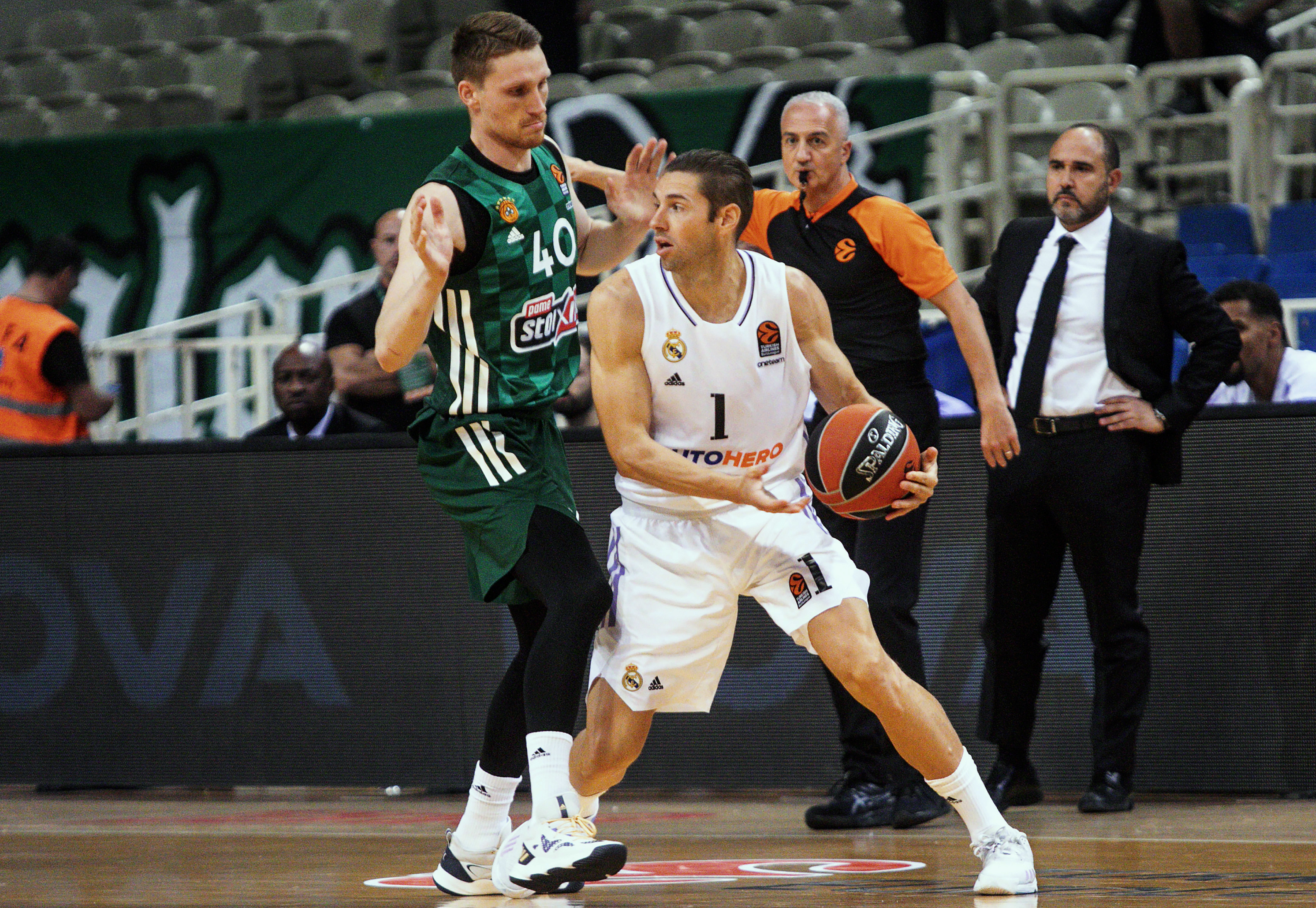 epa10227527 Marius Grigonis (L) of Panathinaikos in action against Fabien Causeur (R) of Real Madrid during the Euroleague basketball match between Panathinaikos Athens and Real Madrid in Athens, Greece, 06 October 2022.  EPA-EFE/PETE ANDREOU