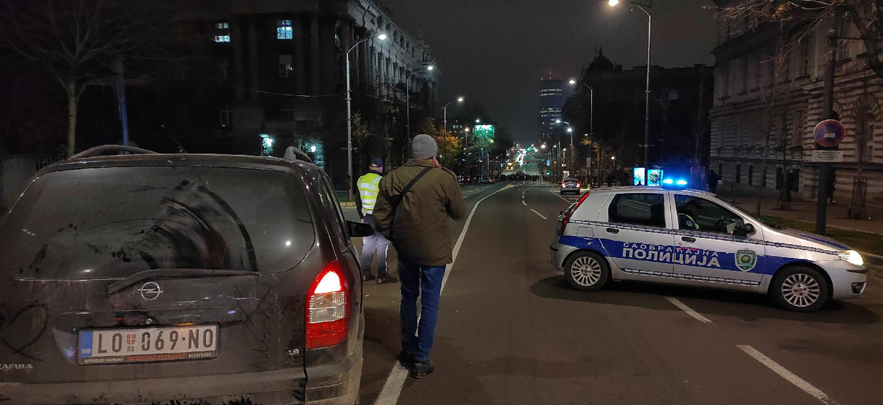 Mesto: Beograd
Datum: Sun Nov 27 17:12:41 CET 2022
Dogadjaj: DRUŠTVO -Saobraćajna policija zabranila je  članovima udruženja Znamo da ne damo prilaz Vladi Srbije.
Fotoreporter: Marko Dragoslavić
Izvor: FoNet