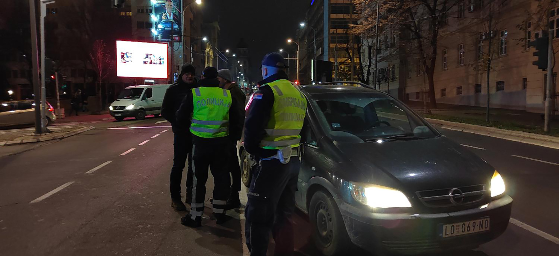 Mesto: Beograd
Datum: Sun Nov 27 17:14:17 CET 2022
Dogadjaj: DRUŠTVO -Saobraćajna policija zabranila je  članovima udruženja Znamo da ne damo prilaz Vladi Srbije.
Fotoreporter: Marko Dragoslavić
Izvor: FoNet