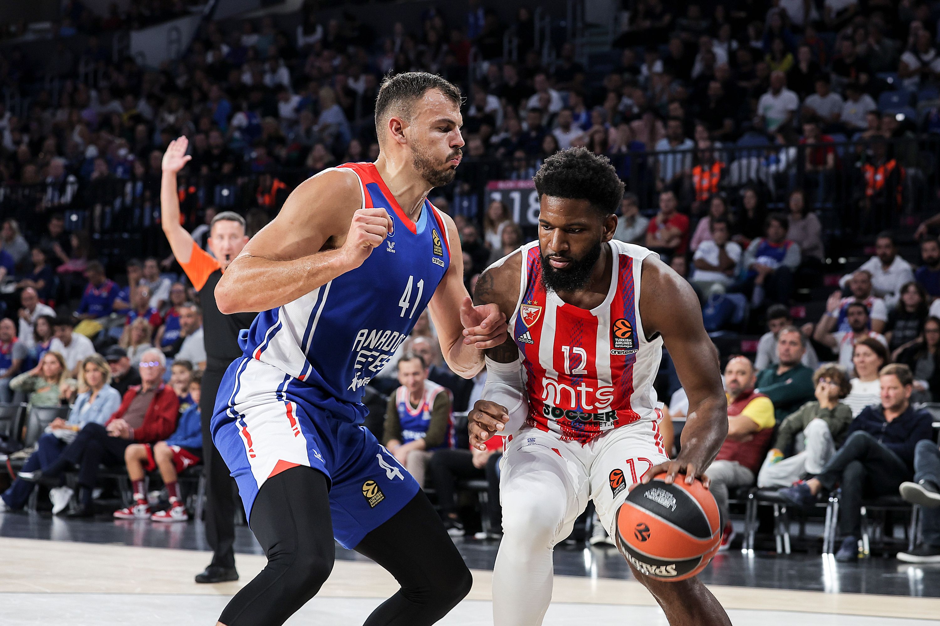 Efes v Crvena Zvezda during the Euroleague match at Sinan Erdem Sports Hall on October 07, 2022 in Istanbul, Serbia. (Photo by Srdjan Stevanovic/Starsport.rs ©)
