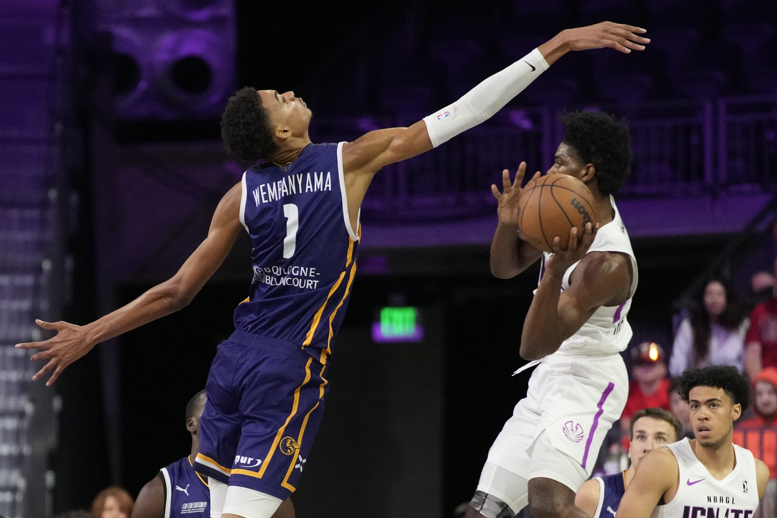 Boulogne-Levallois Metropolitans 92's Victor Wembanyama, left, guards NBA G League Ignite's Scoot Henderson during the second half of an exhibition basketball game Tuesday, Oct. 4, 2022, in Henderson, Nev. (AP Photo/John Locher)
