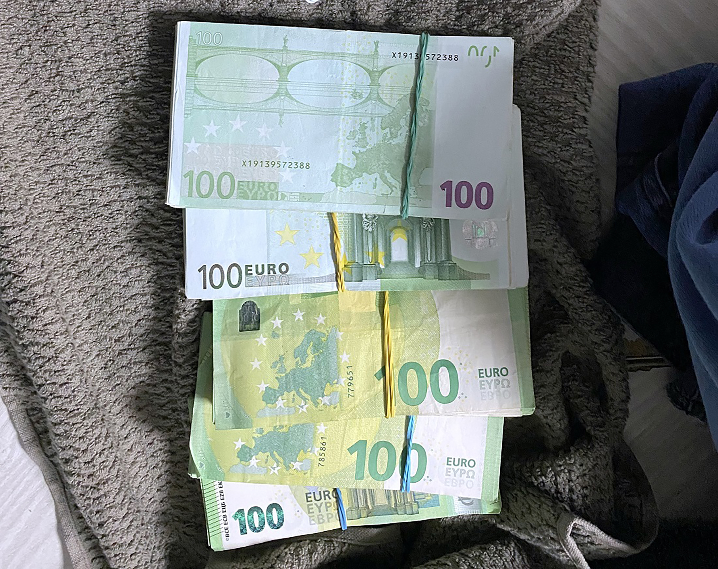 NA PRELAZU ŠPILJANI ISPOD SEDISTA AUTOMOBILA OTKRILI TORBU SA PESKIROM U KOJOJ JE BILO 50000 EVRA