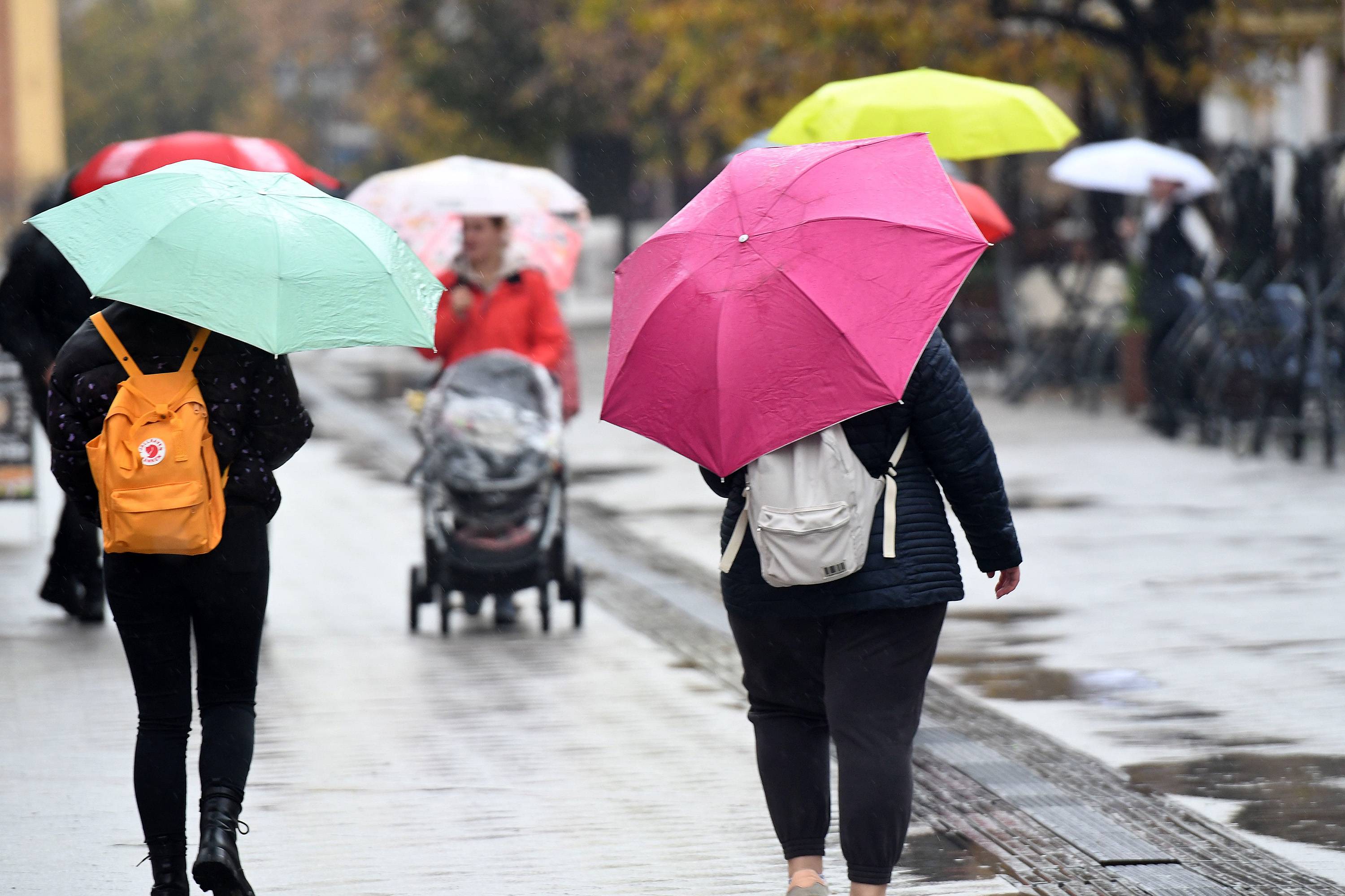 Novi Sad, 18.11.2022. - Kisovit, prohladan dan, danas u Novom Sadu. (BETAPHOTO/DRAGAN GOJIC)