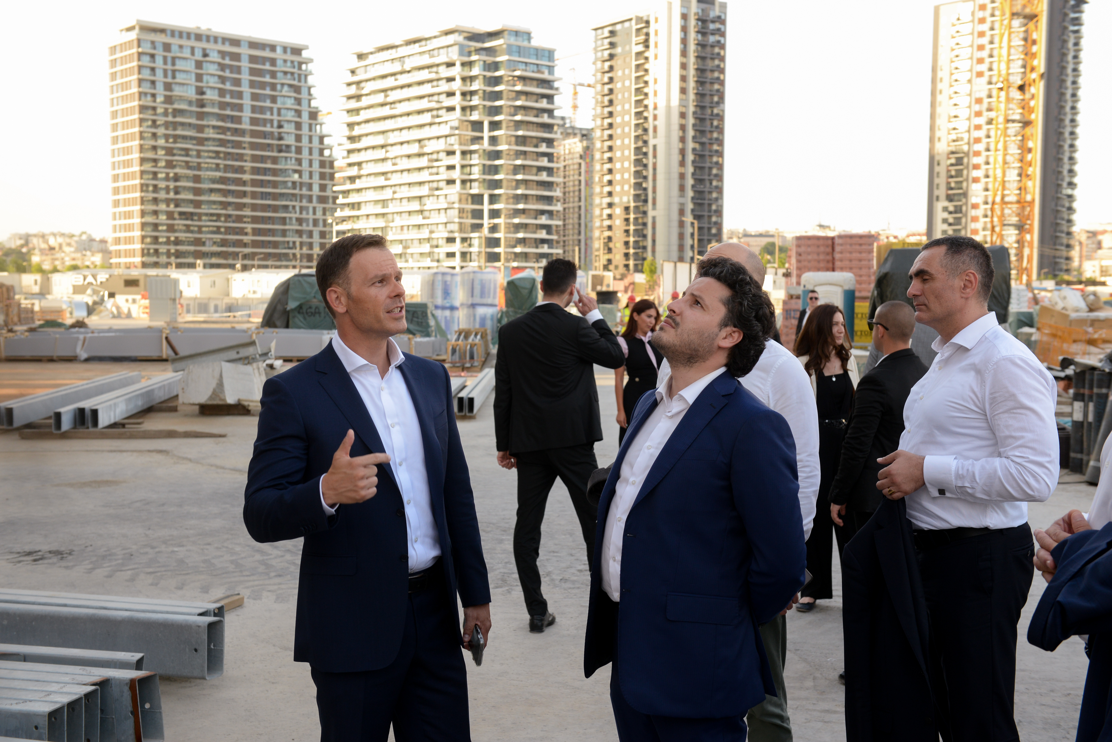 Beograd, 29. juna 2022. - Ministar finansija Sinisa Mali i predsednik Vlade Crne Gore Dritan Abazovic prisustvovali su prezentaciji Beograda na vodi u Geozavodu, nakon cega su obislii Kulu Beograd. FOTO TANJUG/ JADRANKA ILIC/ bg