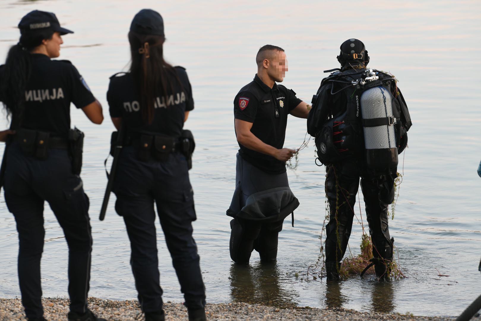 Beograd 24. jul 2022. Ada Ciganlija, potraga za mladicem koji je sa pedaline skocio u jezero i nije izronio, policija, ronioci zandarmerije, potraga Foto:Vesna Lalić/Nova.rs