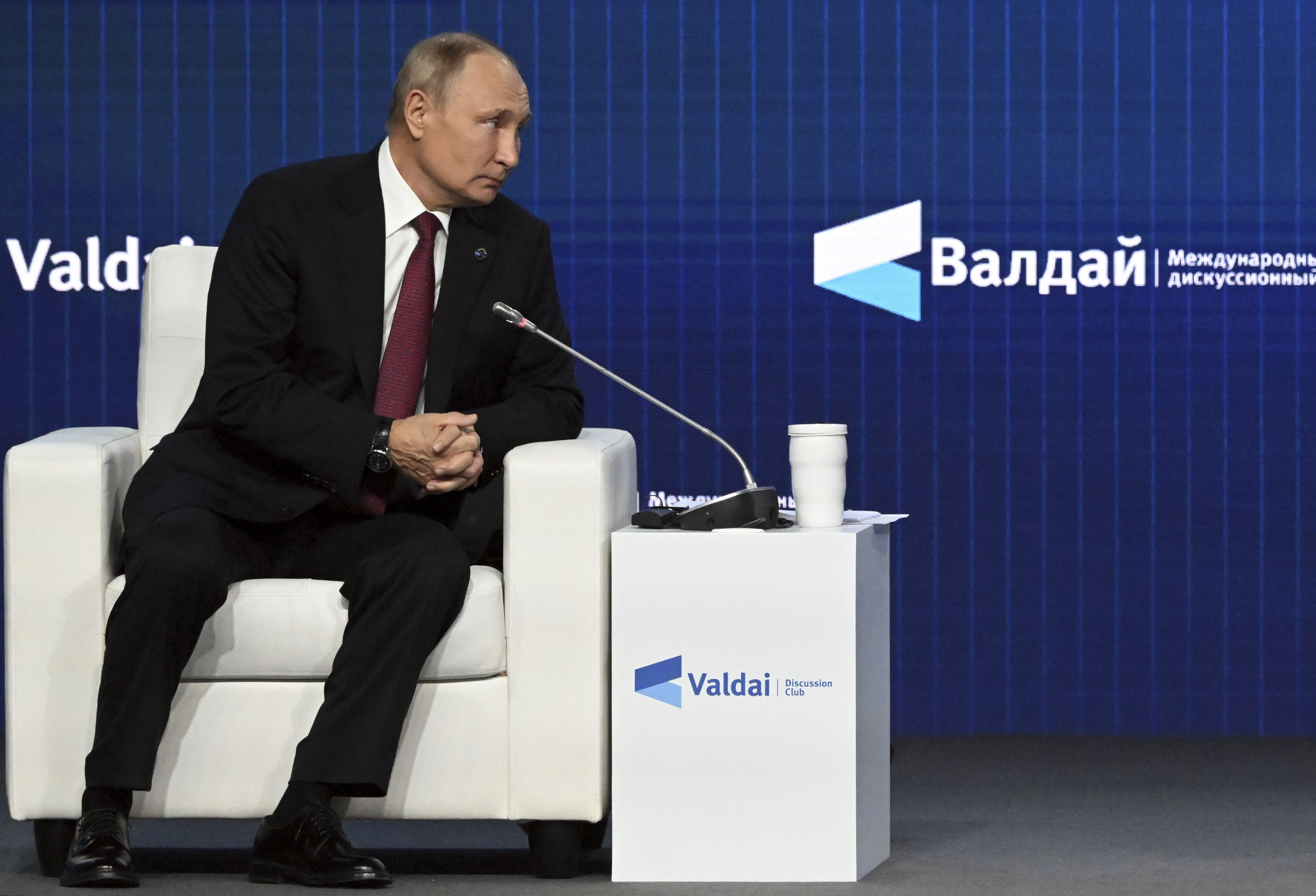 Putin attends plenary session of Valdai Discussion Club annual meeting