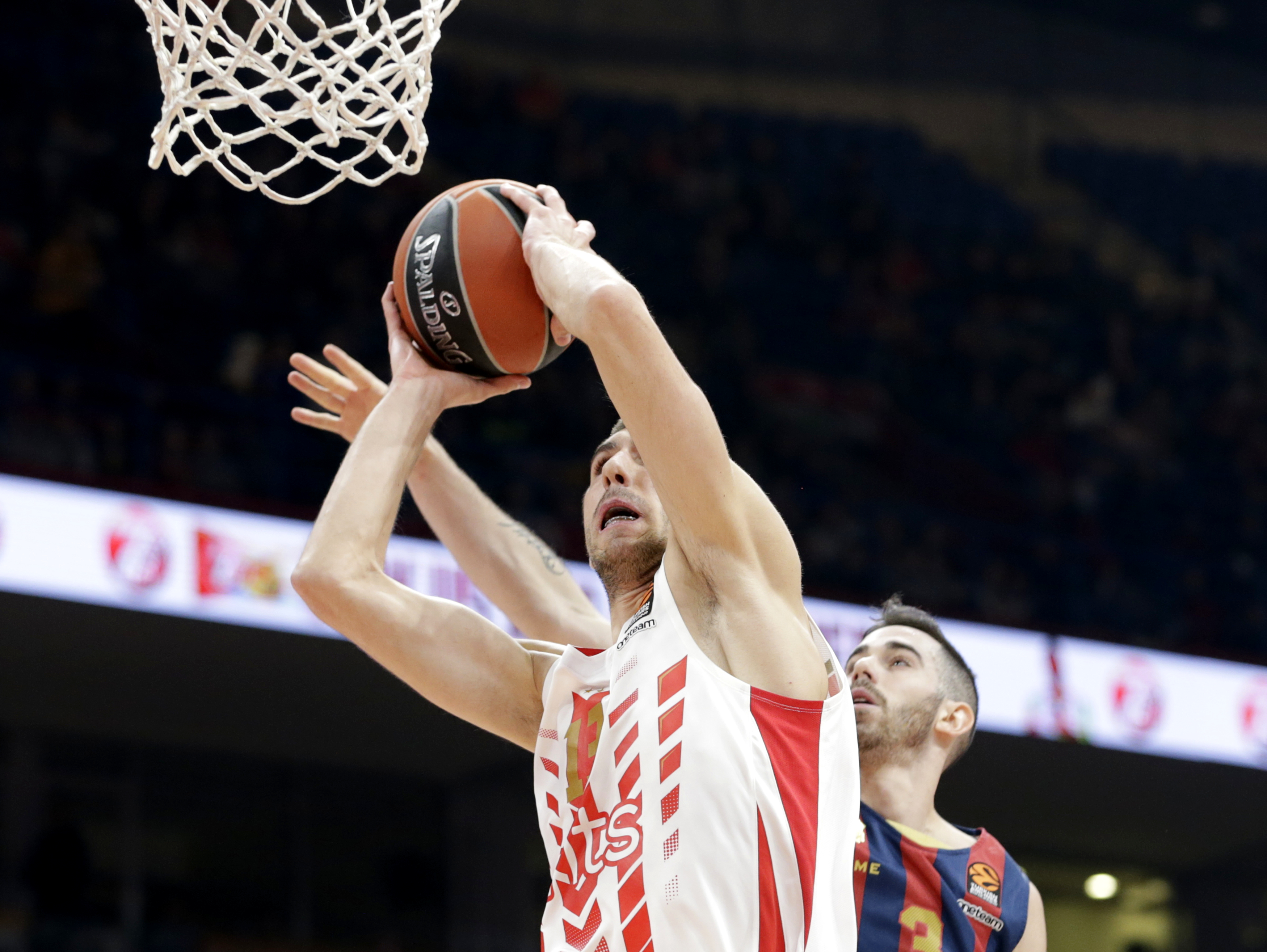 epa08066505 Red Star's Ognjen Dobric (L) in action against Baskonia's Luca Vildoza (R) during the Euroleague basketball match between Red Star and Kirolbet Baskonia in Belgrade, Serbia, 12 December 2019.  EPA-EFE/ANDREJ CUKIC