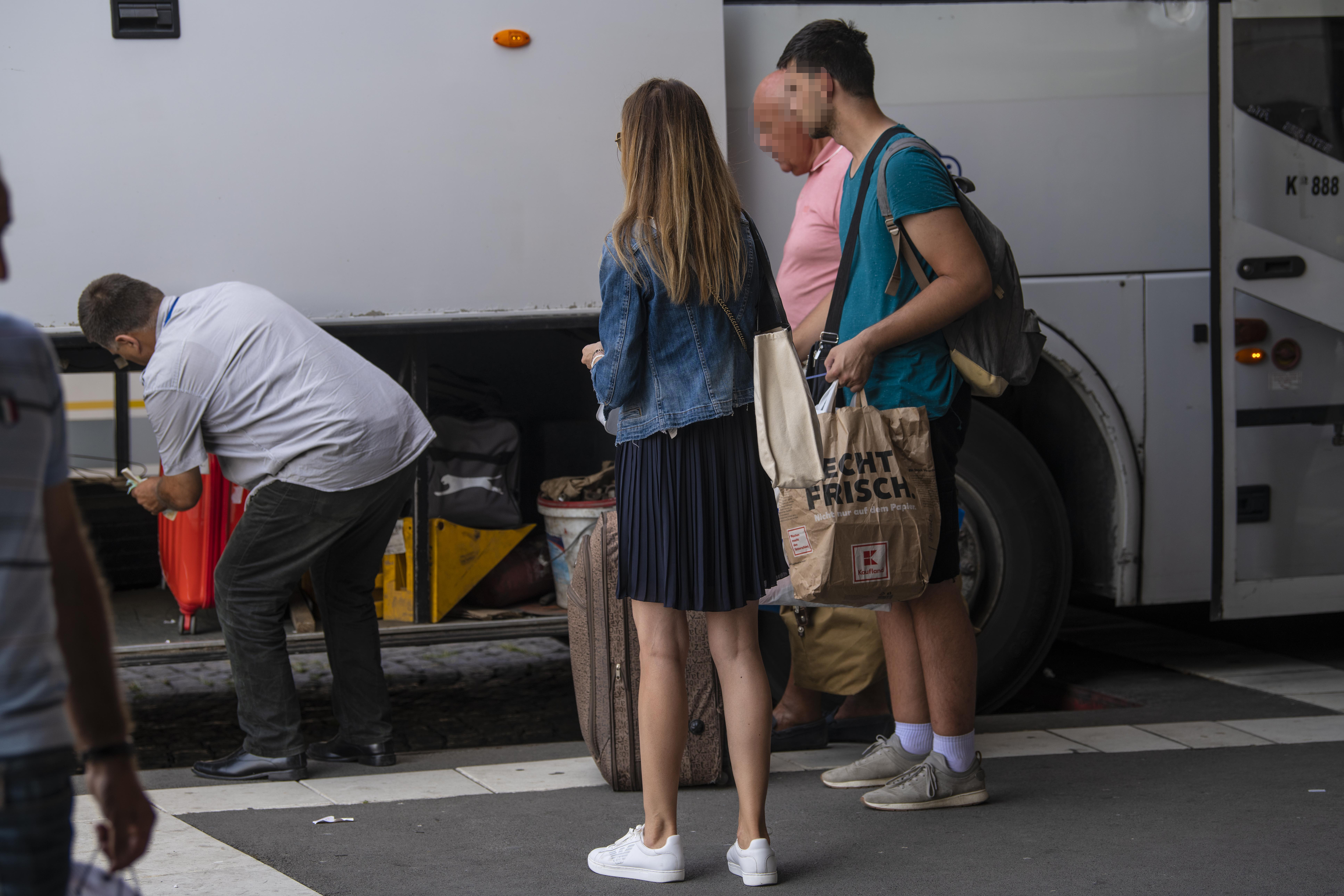 Beograd 29. jul 2022. Beogradska autobuska stanica BAS, putnici, putovanje, peroni, odlazni peron  Foto:Dragan Mujan/Nova.rs