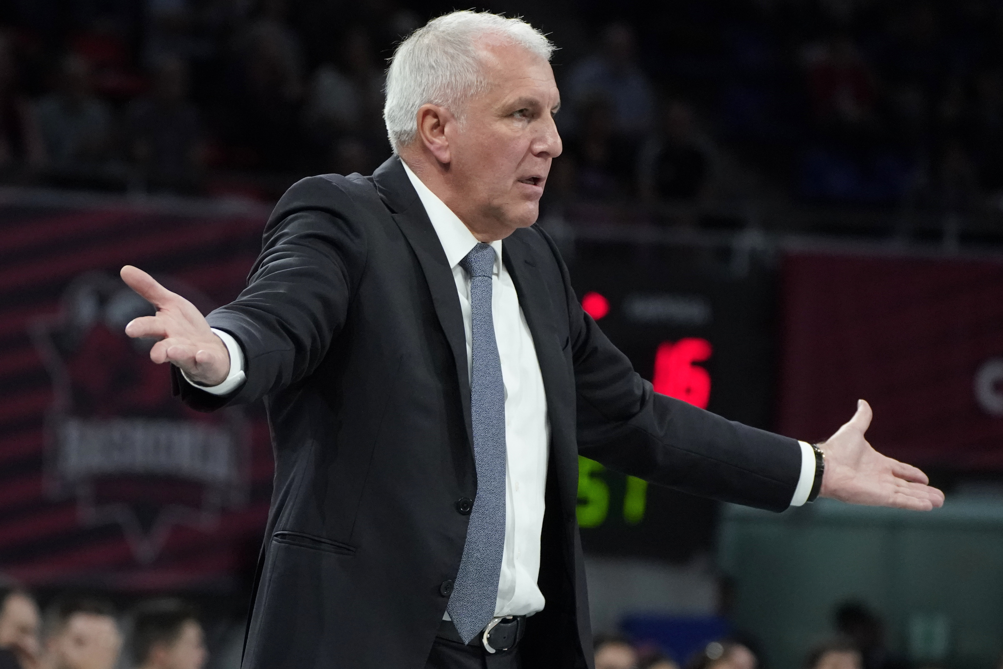 epa10244200 Partizan's head coach Zeljko Obradovic reacts during a Euroleague basketball match between Cazoo Baskonia and Partizan Belgrade, in Vitoria, Basque Country, northern Spain, 14 October 2022.  EPA-EFE/L. Rico