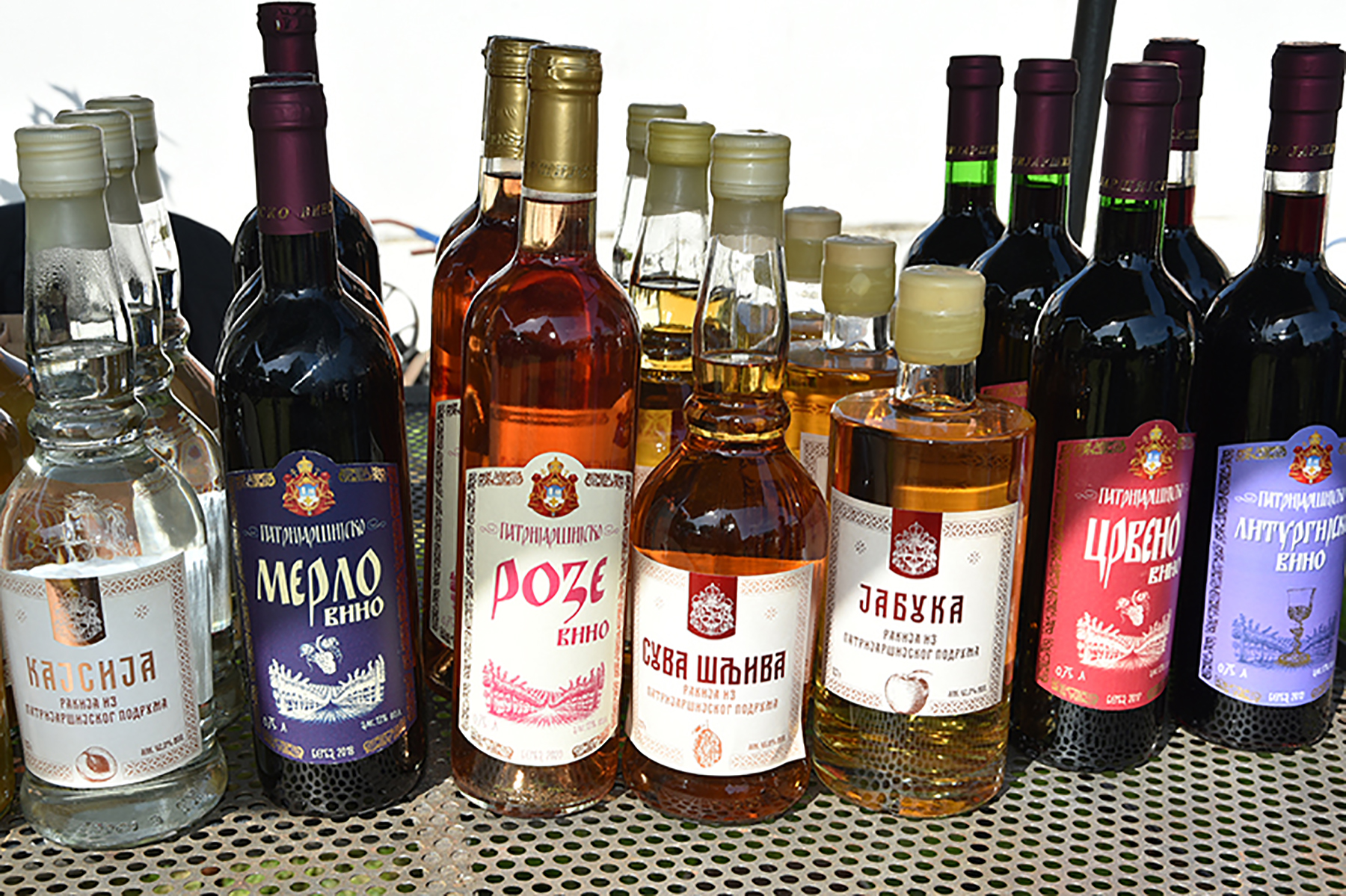 festival-manastirskih-vina-i-drugih-proizvoda-u-porti-hrama-svetog-ilije-u-mirijevu/