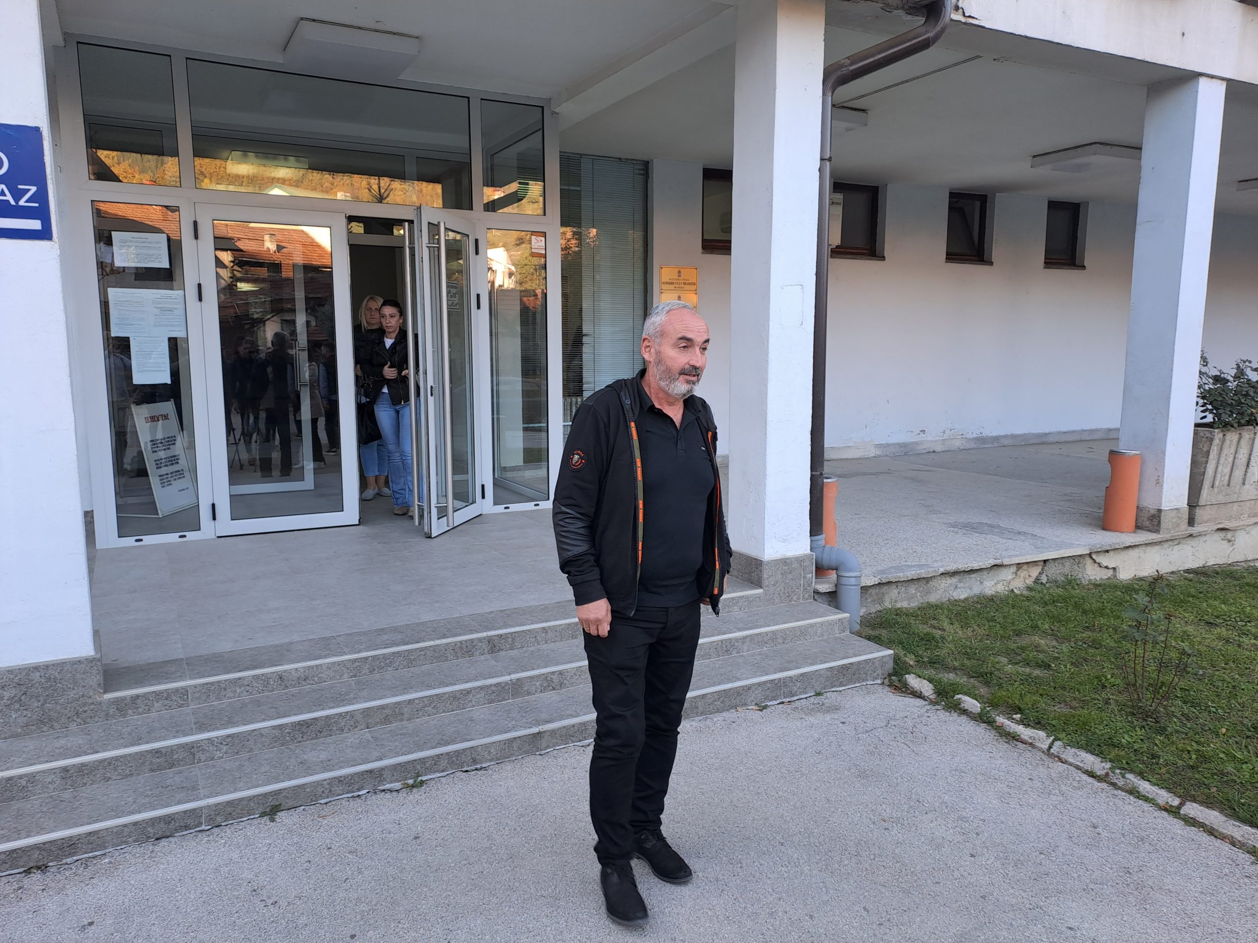 Milovan Milivojević ispred suda - Foto Nova.rs
 Ivanjica - suđenje
LUČANI