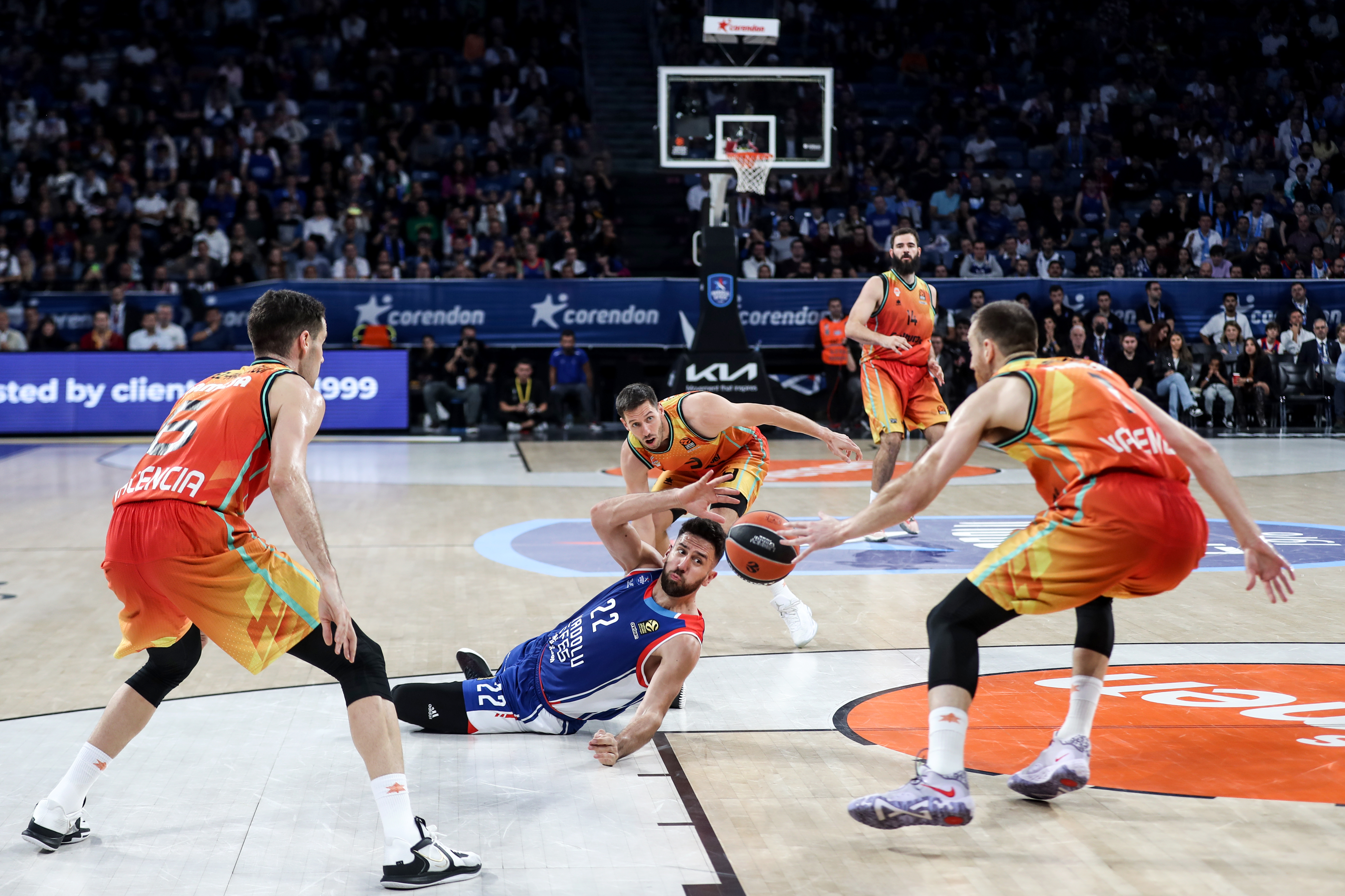 epaselect epa10251342 Valencia's Victor Claver (R) in action against Anadolu Efes? Vasilije Micic (C) during the Euroleague basketball match between Anadolu Efes and Valencia Basket, in Istanbul, Turkey, 18 October 2022.  EPA-EFE/SEDAT SUNA