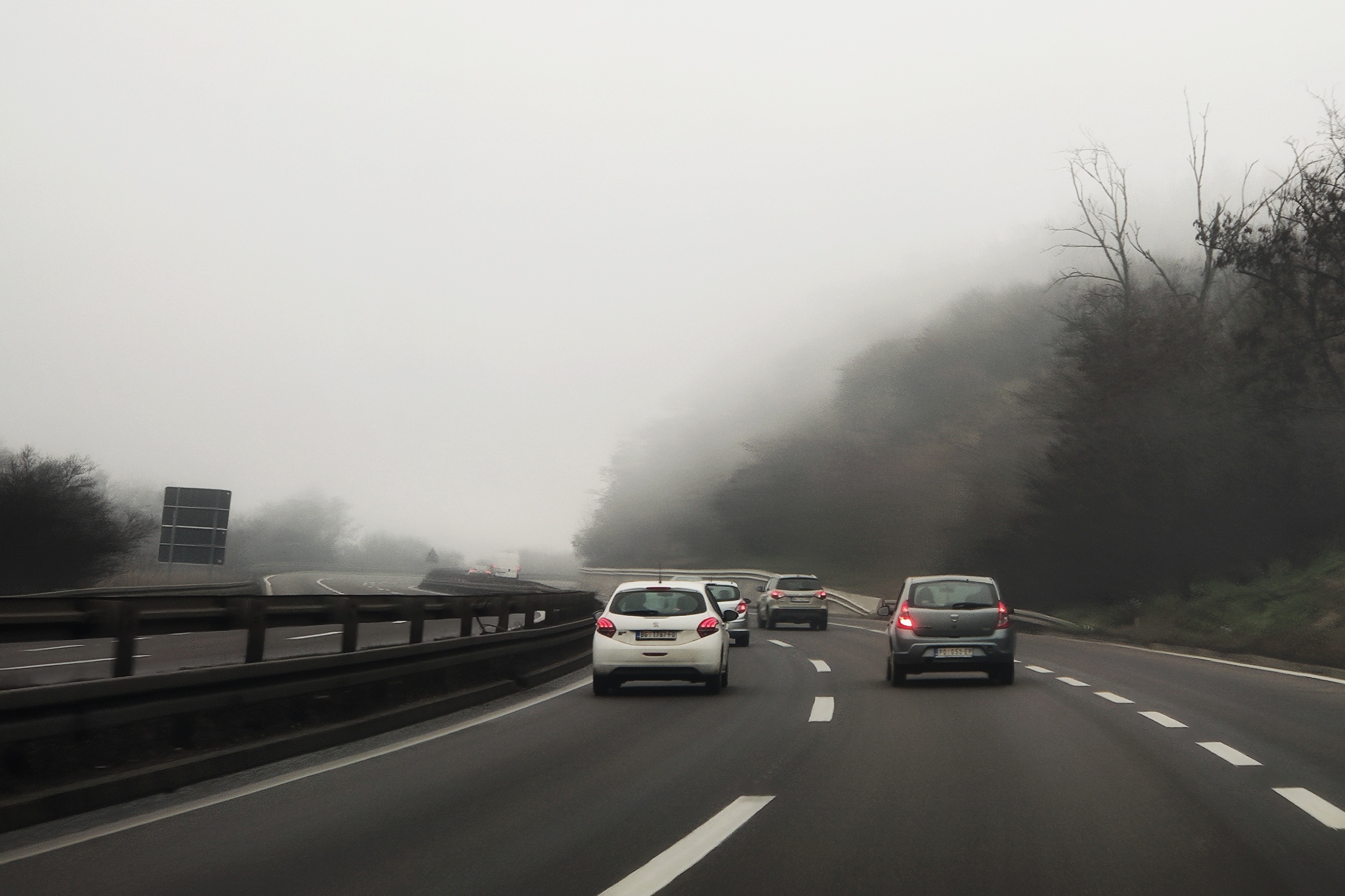 Magla, auto put, automobili, zagadjenje