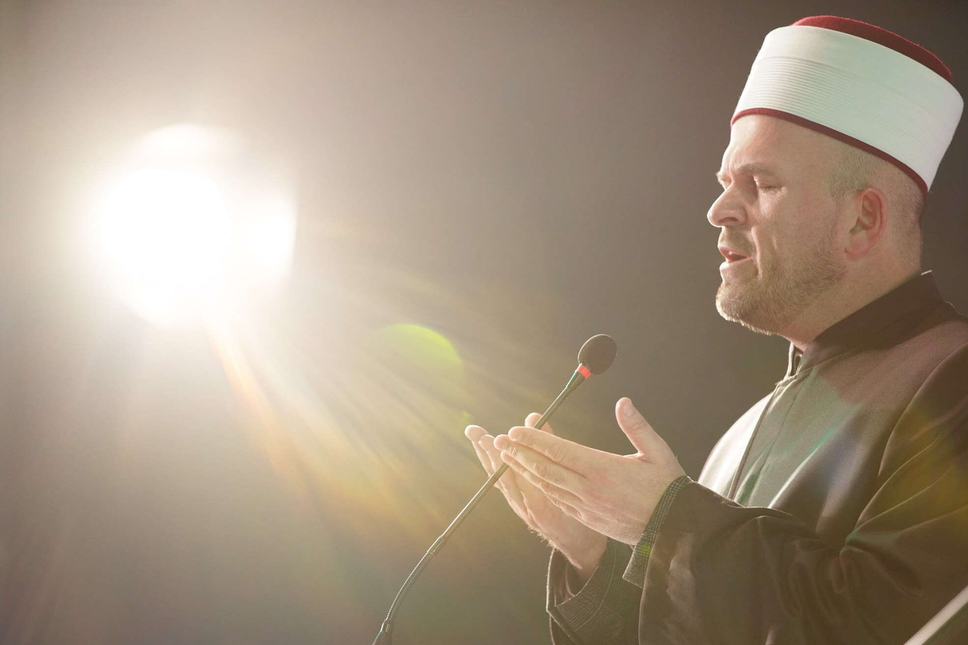 Halal vino " stiglo u Novi Pazar pa podelilo građane