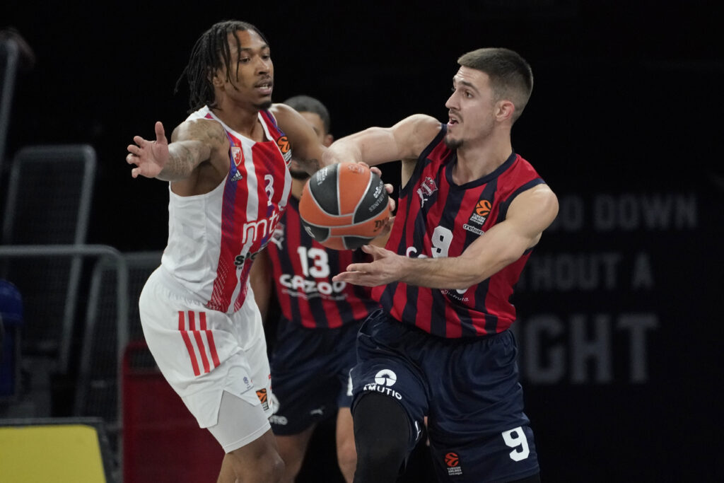 epa10253322 Baskonia's Vanja Marinkovic (R) in action against Red Star's John Holland (L) during the Euroleague basketball game between Cazoo Baskonia Vitoria-Gasteiz and Red Star Belgrade in Vitoria, Spain, 19 October 2022.  EPA-EFE/L. Rico