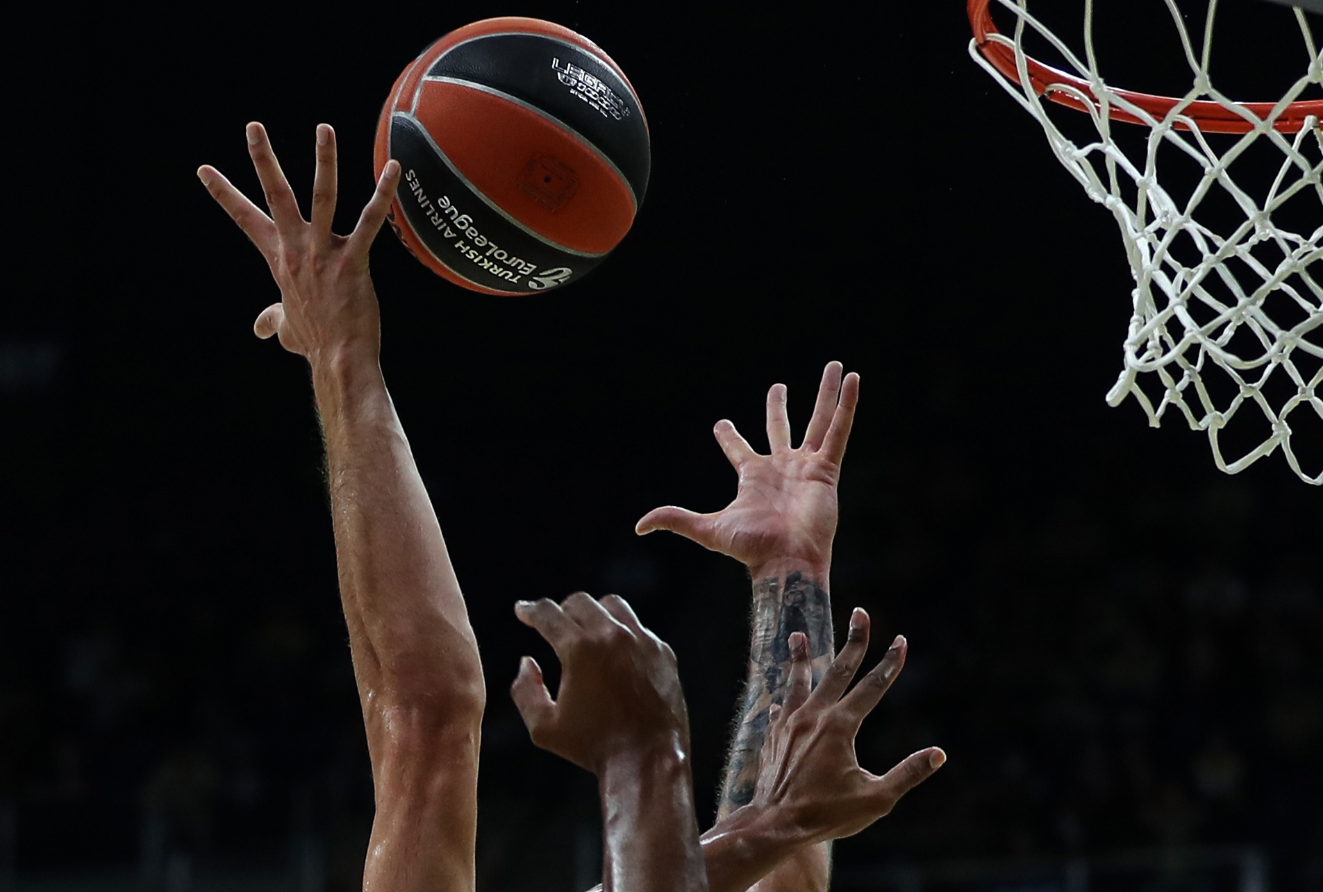 epa10251322 Players vie for the ball during the Euroleague basketball match between Fenerbahce Beko and ASVEL Lyon-Villeurbanne in Istanbul, Turkey, 18 October 2022.  EPA-EFE/ERDEM SAHIN