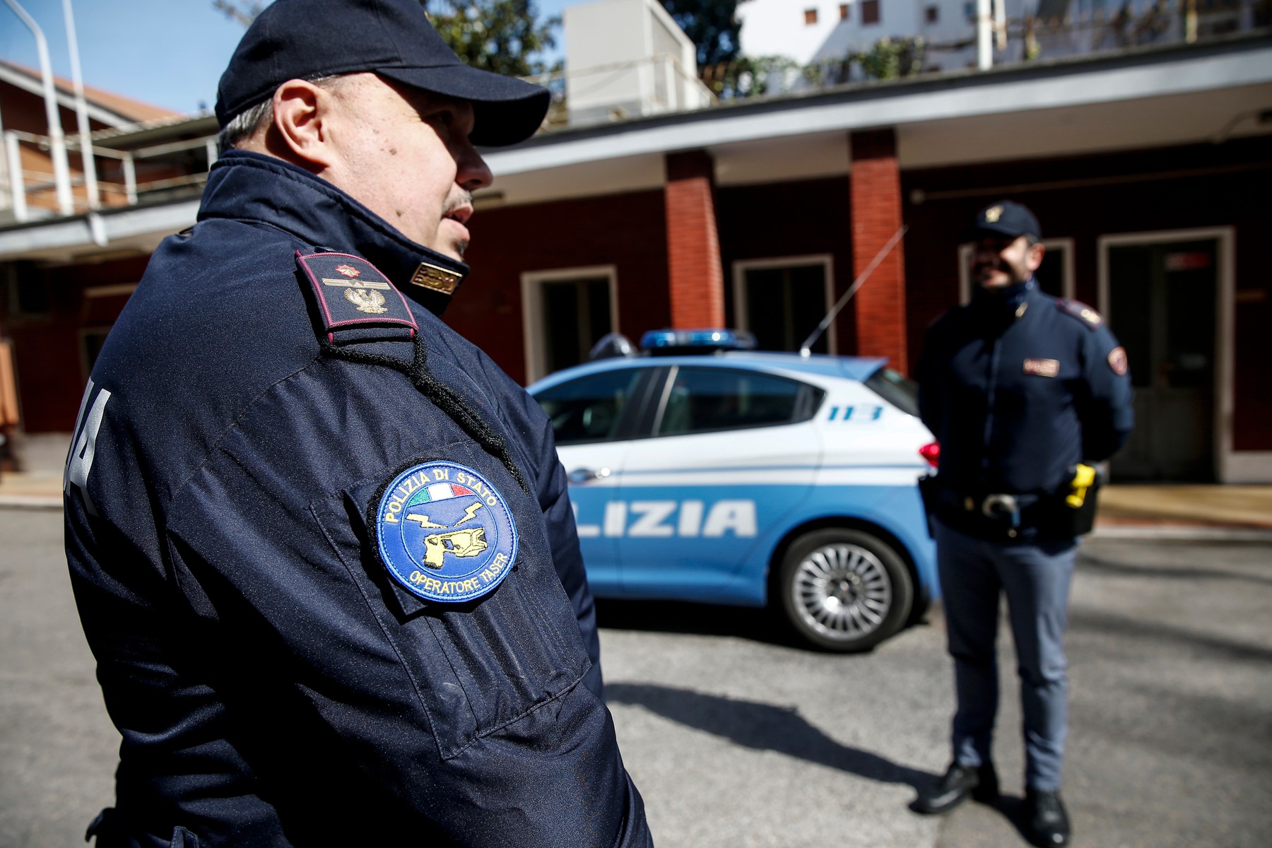 Italy: Police now equipped with electric impulse weapons
