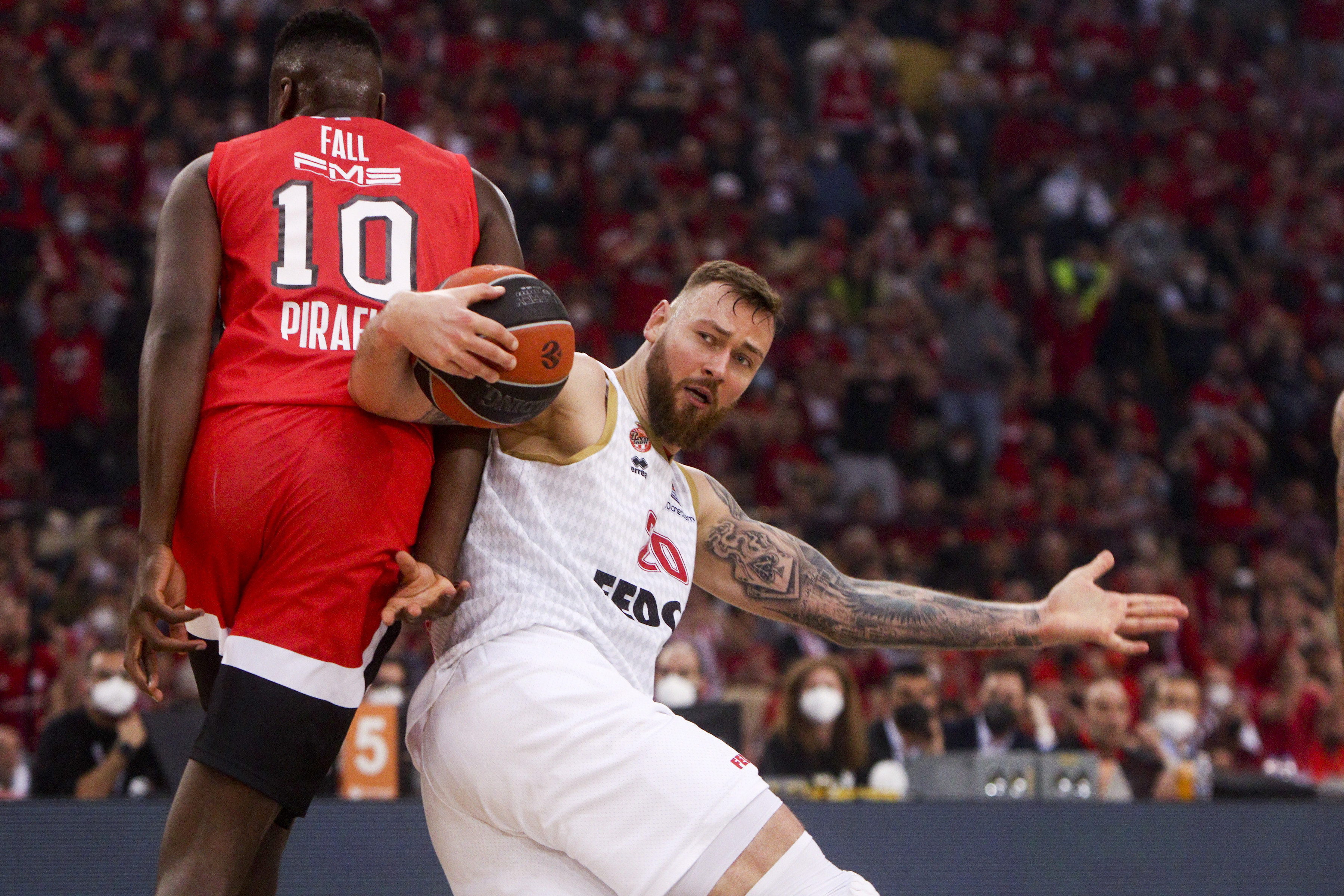 epa09899406 Olympiacos Piraeus Mustapha Fall  (L) in action against Monaco's Donatas Motiejunas (R) during the Euroleague playoff basketball match between Olympiacos P?iraeus and AS Monaco in Piraeus, Greece, 20 April 2022.  EPA-EFE/Georgia Panagopoulou