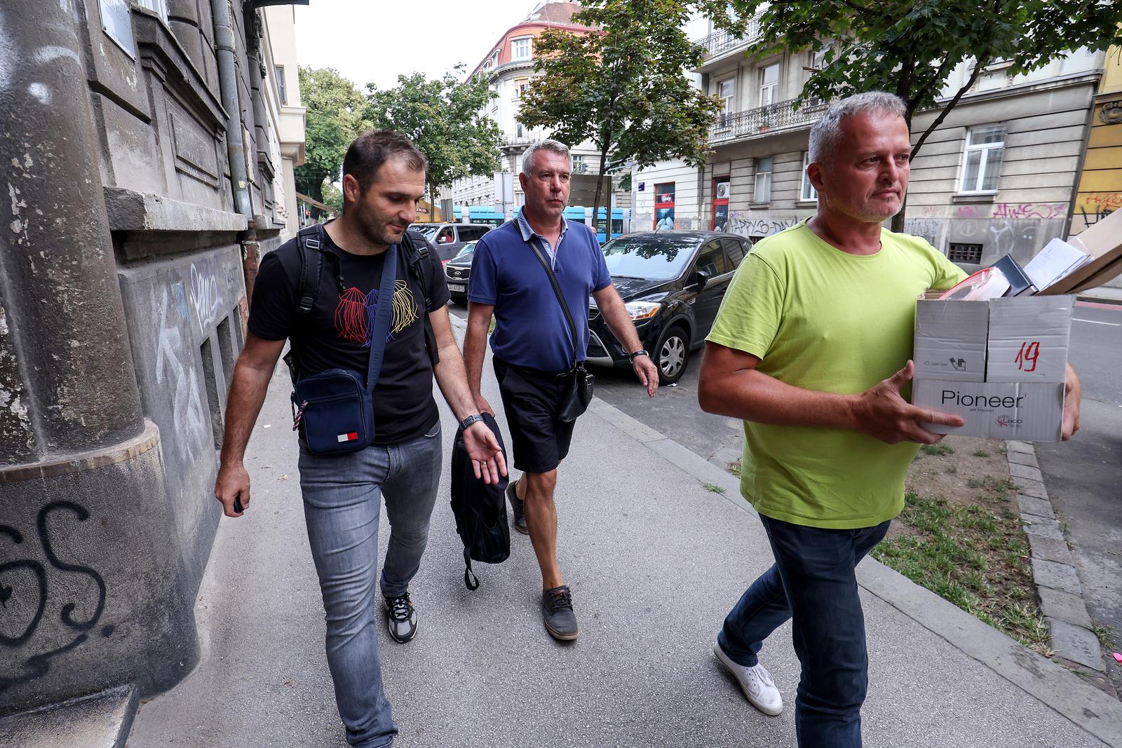 27.08.2022., Zagreb - Pretres ureda odvjetnika Josipa Surjaka u Boskovicevoj ulici. Josip Surjak uhicen je u akciji policije i USKOK-a zbog sumnje u malverzacije u kojima je INA ostecena za vise od 100 milijuna kuna.  Photo: Igor Kralj/PIXSELL