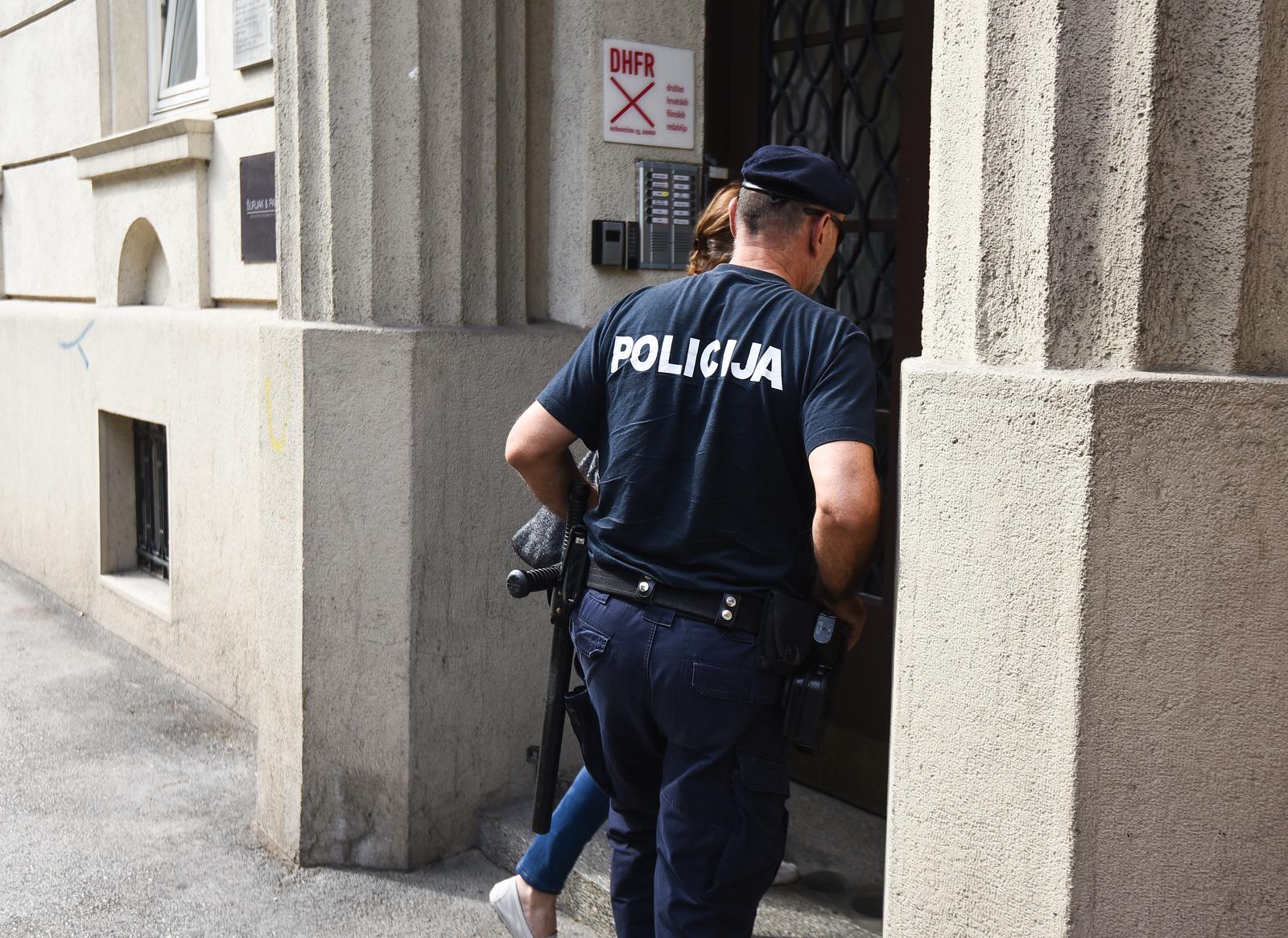 27.08.2022., Zagreb - Pretres ureda odvjetnika Josipa Surjaka u Boskovicevoj ulici. Josip Surjak uhicen je u akciji policije i USKOK-a zbog sumnje u malverzacije u kojima je INA ostecena za vise od 100 milijuna kuna.  Photo: Neva Zganec/PIXSELL