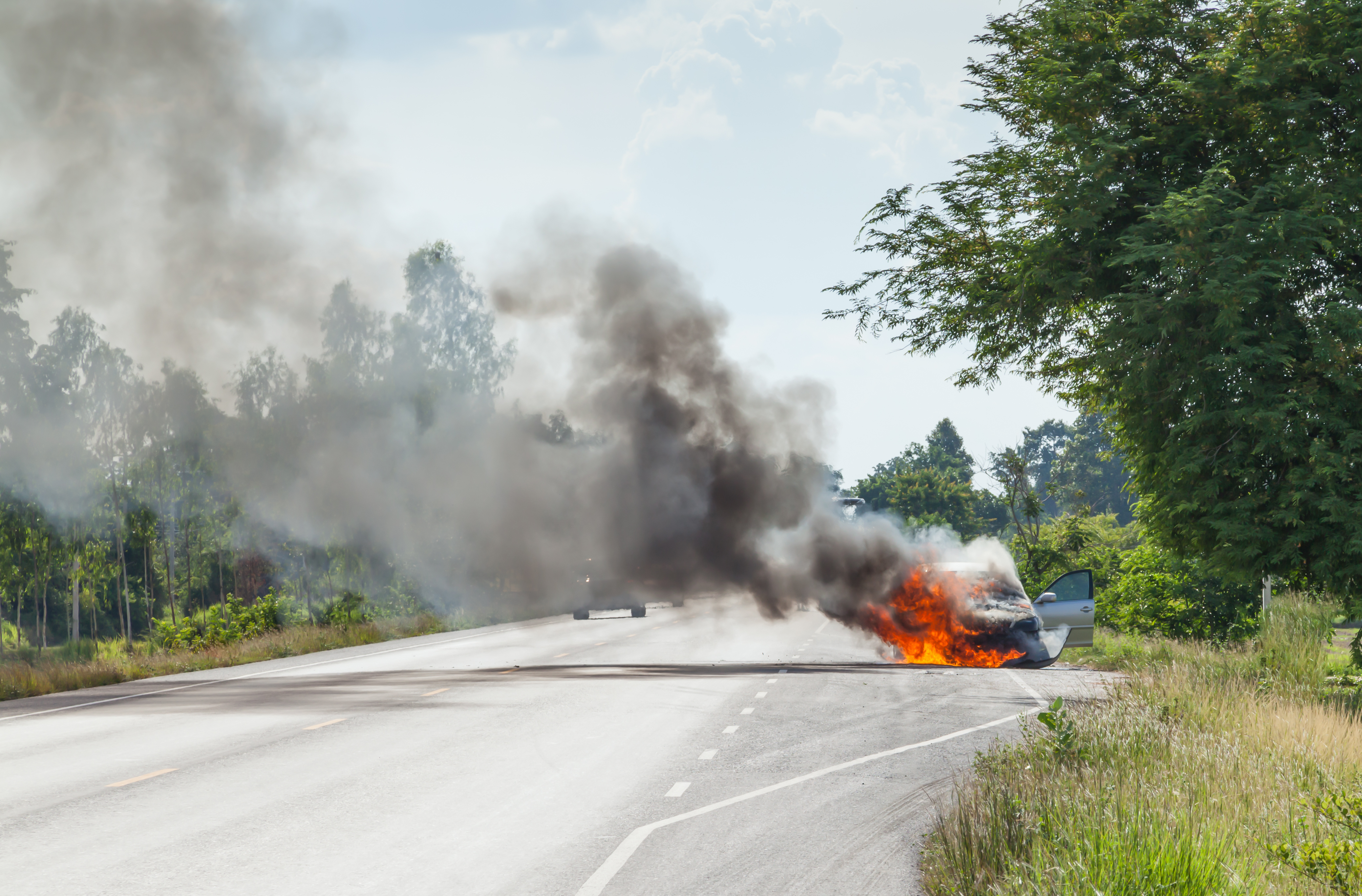Zapaljen automobil, automobil u plamenu, auto u plamenu, gori auto, vatra, zapaljeno Ilustracija: Shutterstock