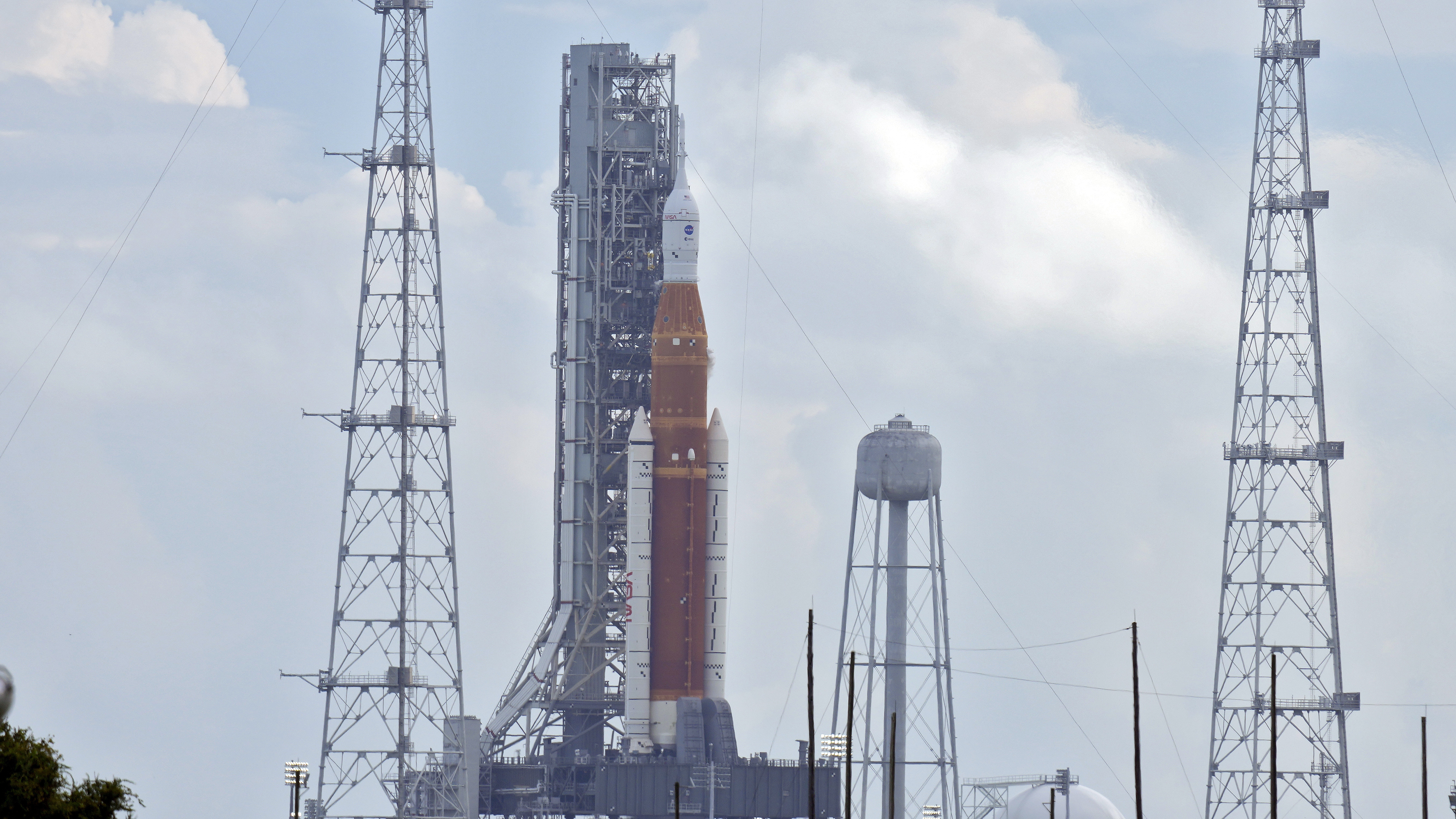 NASA's new moon rocket sits on Launch Pad 39-B minutes after the launch was scrubbed, Monday, Aug. 29, 2022, in Cape Canaveral, Fla. (AP Photo/Chris O'Meara)