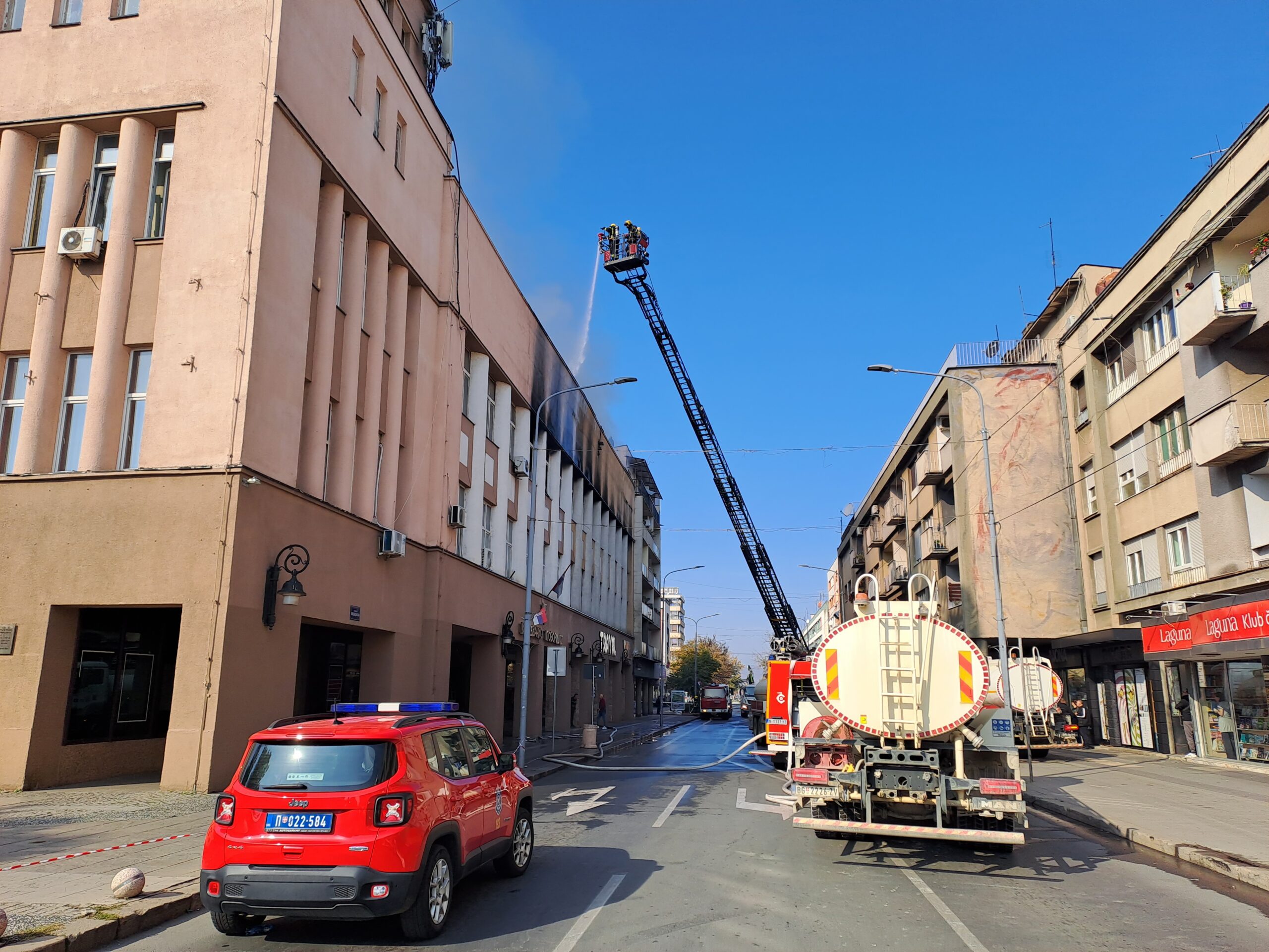 Kruševac 29.10.2022. Požar u kineskoj robnoj kući u Kruševcu, vatrogasci Foto: Nova.rs