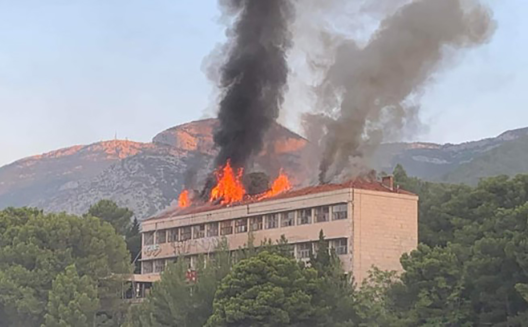 Požar Bol Brač. imamo dozvolu za foto