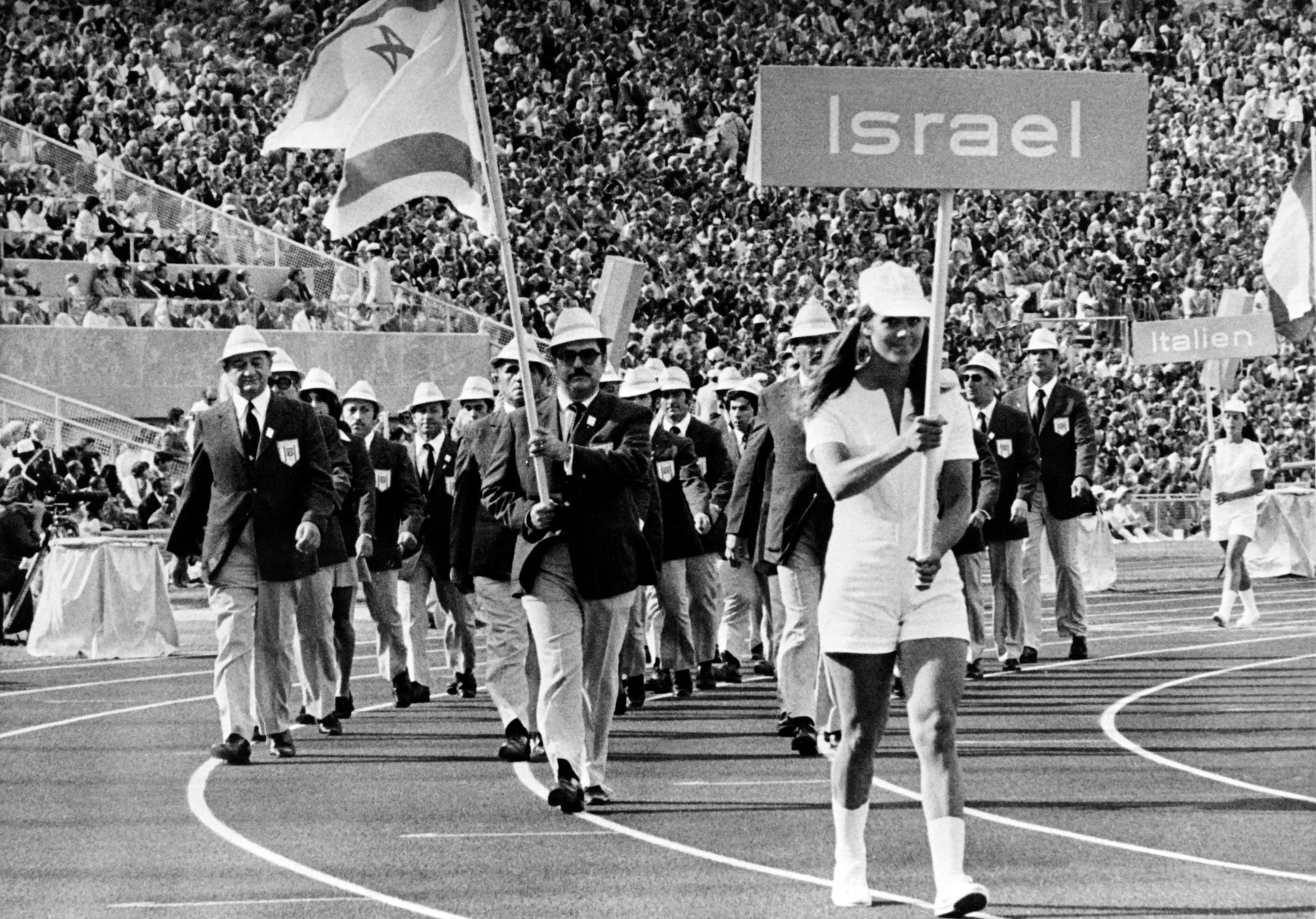 Olimpijske igre, Minhen, 1972. 
Israeli delegation parades during the opening of the Olympic's Games in Munich, on August 26, 1972.,Image: 283274256, License: Rights-managed, Restrictions: , Model Release: no, Credit line: AFP / AFP / Profimedia