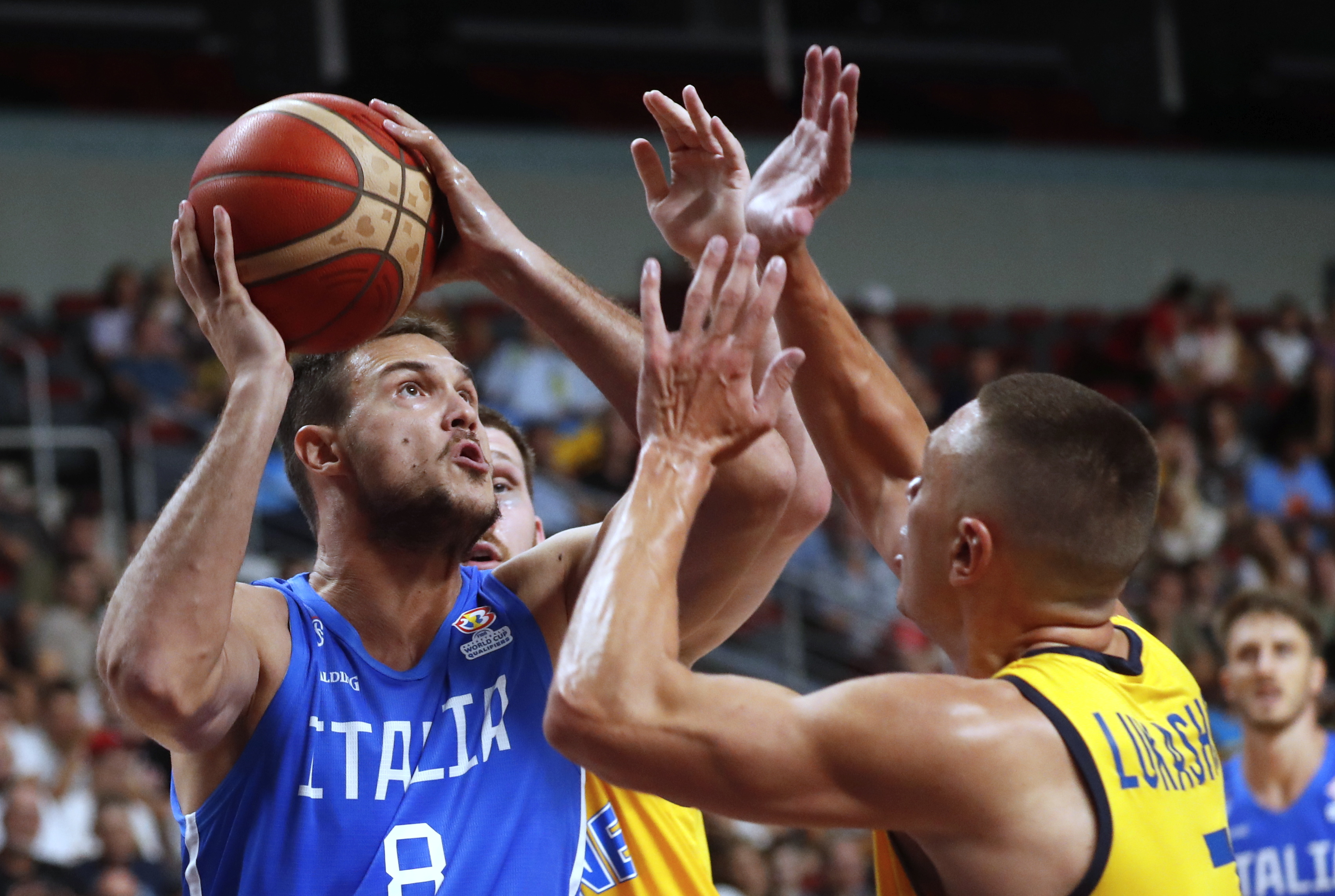 epa10136579 Ukraine's Denys Lukashov (R) and Italy's Danilo Gallinari in action during the FIBA Basketball World Cup 2023 qualifiers match between Ukraine and Italy at Arena Riga, Latvia, 24 August 2022.  EPA-EFE/TOMS KALNINS