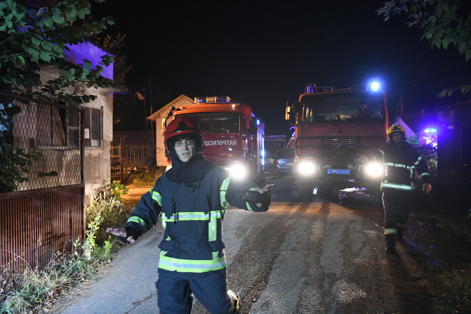 Beograd 20.07.2022. Požar u Rakovici, Rakovica, požar, vatrogasci, vatrogasac, vatrogasni kamion, vatrogasno vozilo, noć, mrak, pokrivalica, ilustracija Foto: Vesna Lalić/Nova.rs