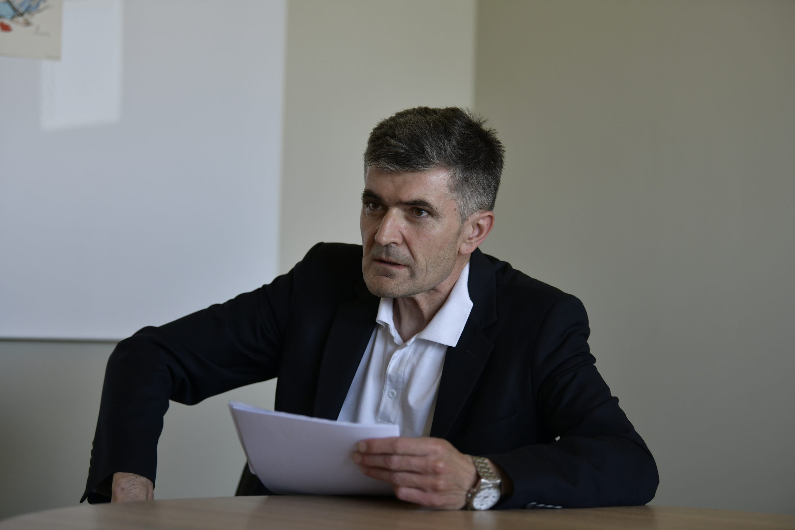 sns covek koji prica protiv sns-a andreja marinković