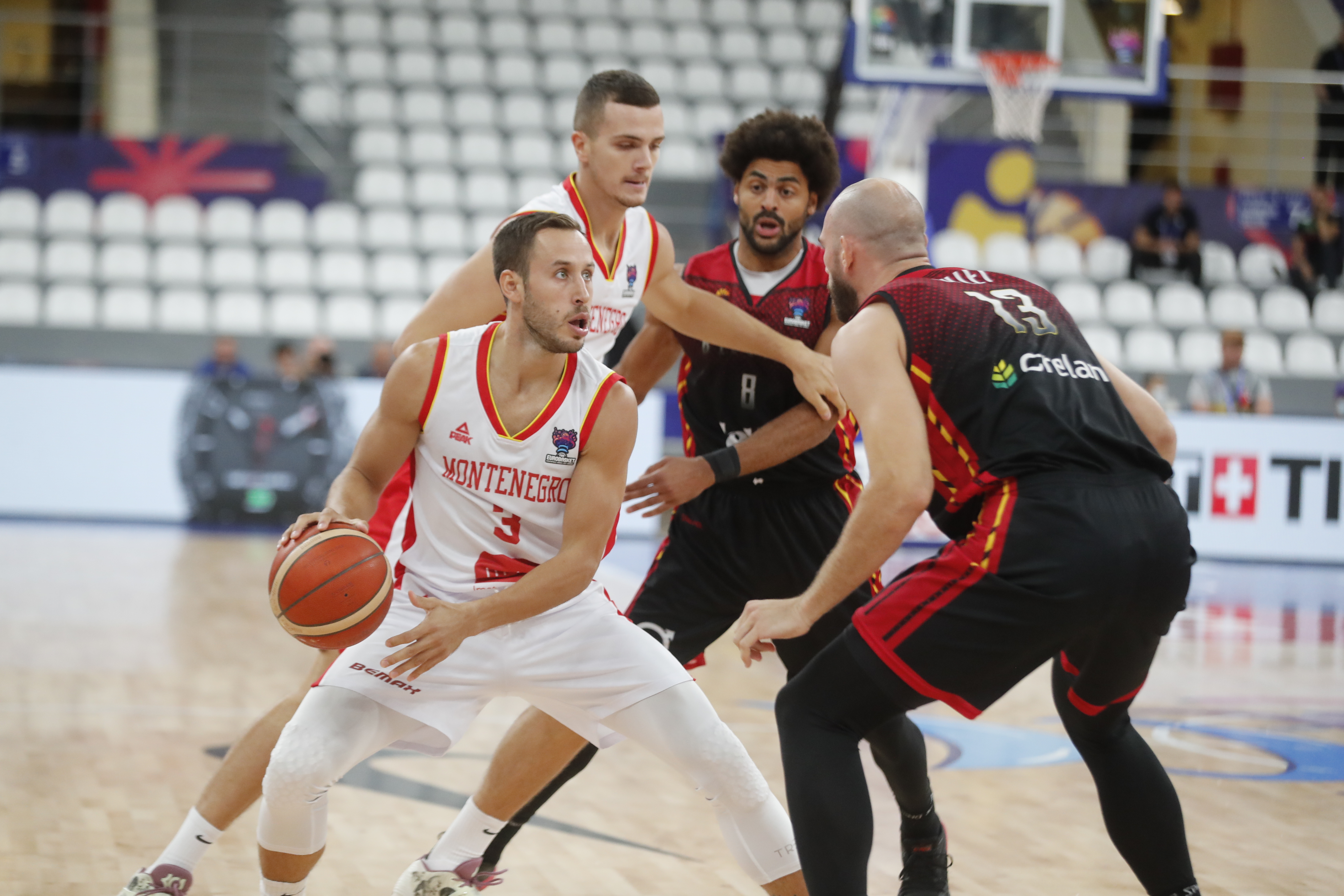 epa10156933 Montenegro's player Vladimir Mihailovic (L) in action against Belgium's  Pierre-Antoine Gillet (R) during the Eurobasket 2022 group A game between Belgium and Montenegro in Tbilisi, Georgia, 03 September 2022.  EPA-EFE/ZURAB KURTSIKIDZE
