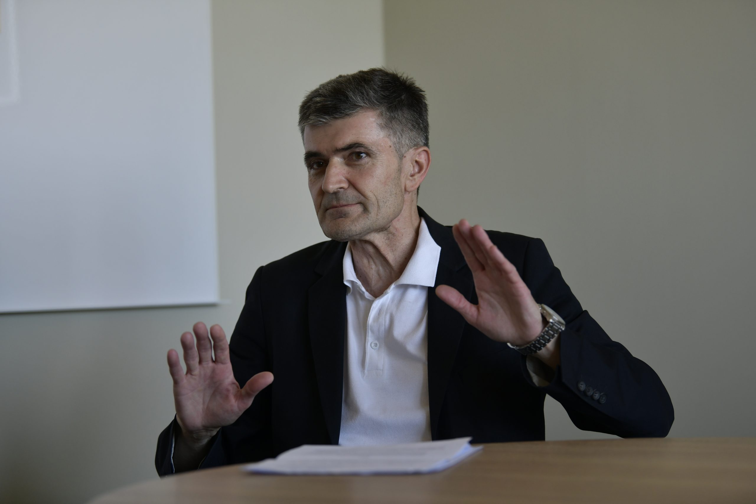 sns covek koji prica protiv sns-a andreja marinković