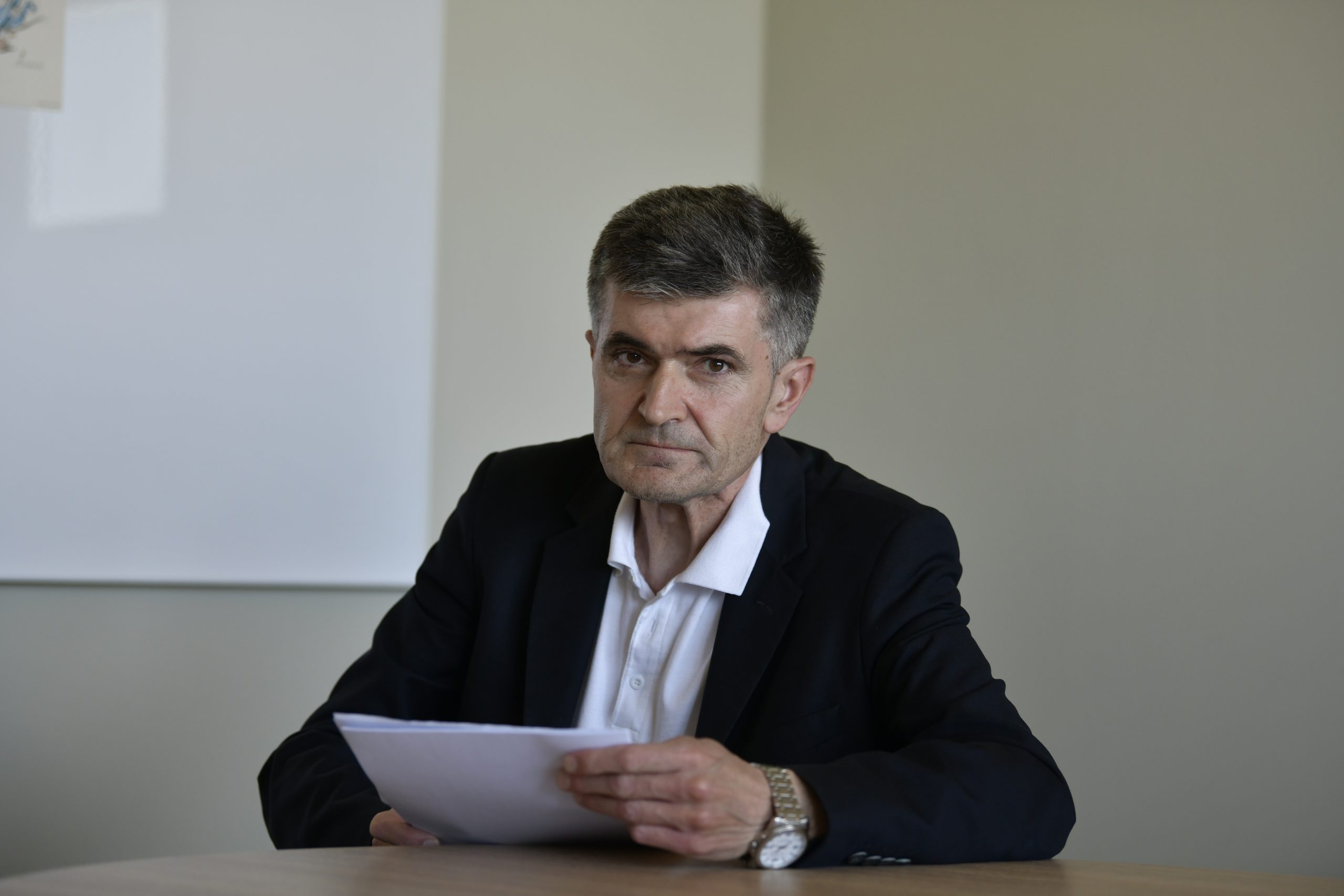 sns covek koji prica protiv sns-a andreja marinković