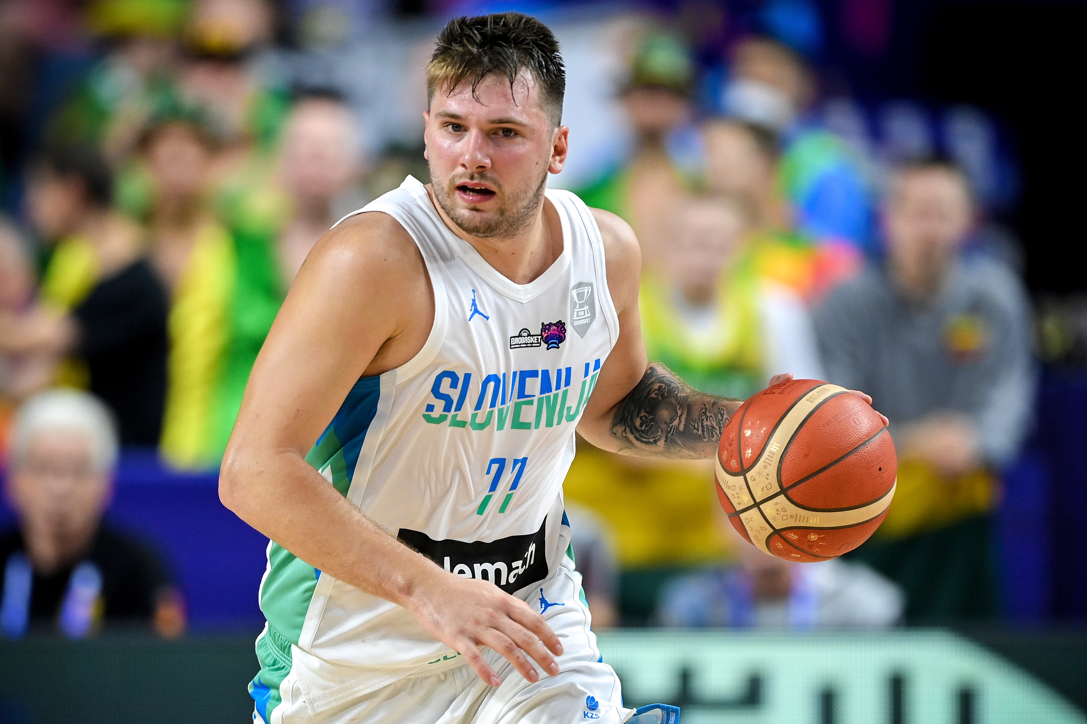 epa10152893 Luka Doncic of Slovenia in action during the FIBA EuroBasket 2022 group B stage match between Slovenia and Lithuania in Cologne, Germany, 01 September 2022.  EPA-EFE/SASCHA STEINBACH