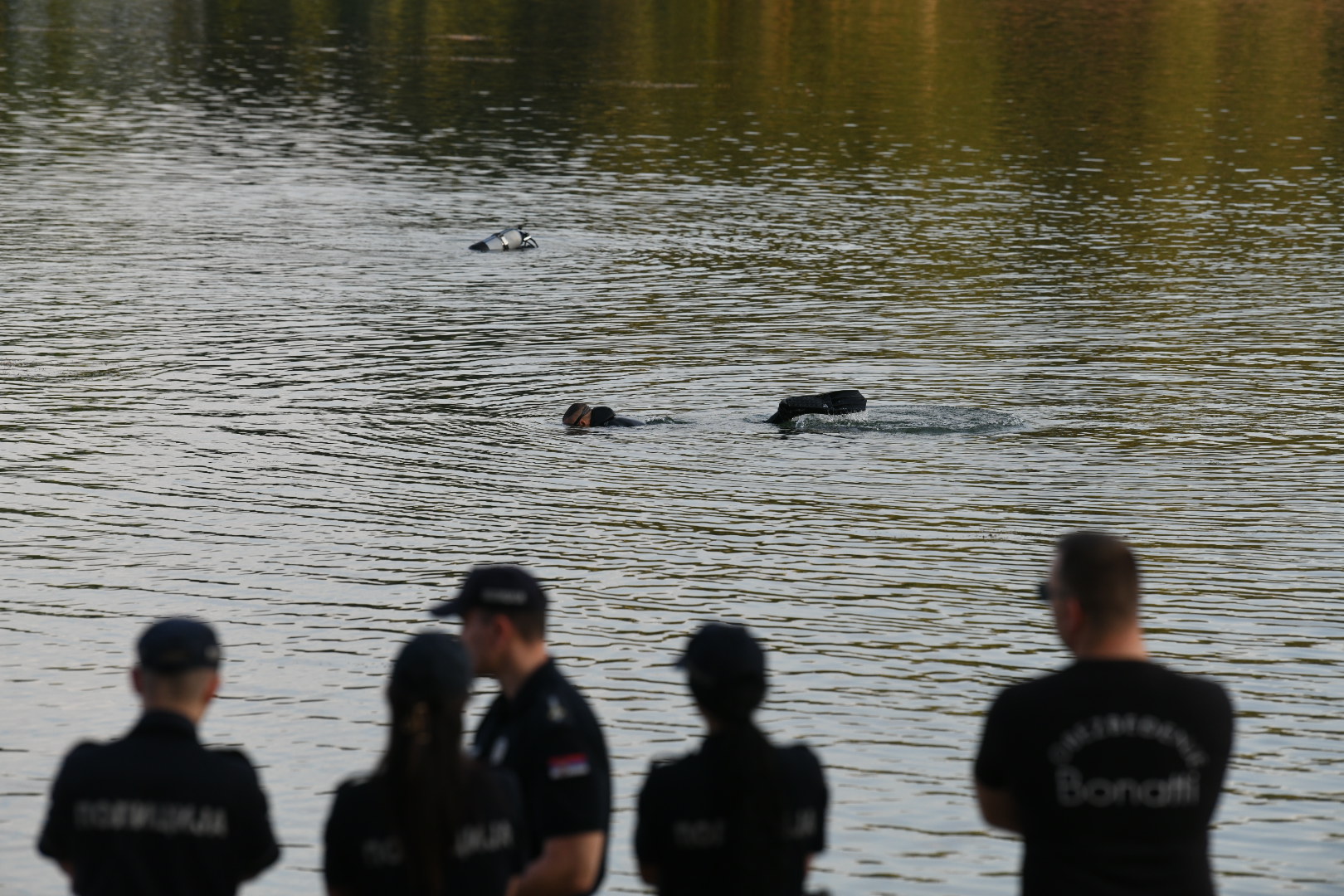 Beograd 24. jul 2022. Ada Ciganlija, potraga za mladicem koji je sa pedaline skocio u jezero i nije izronio, policija, ronioci zandarmerije, potraga Foto:Vesna Lalić/Nova.rs