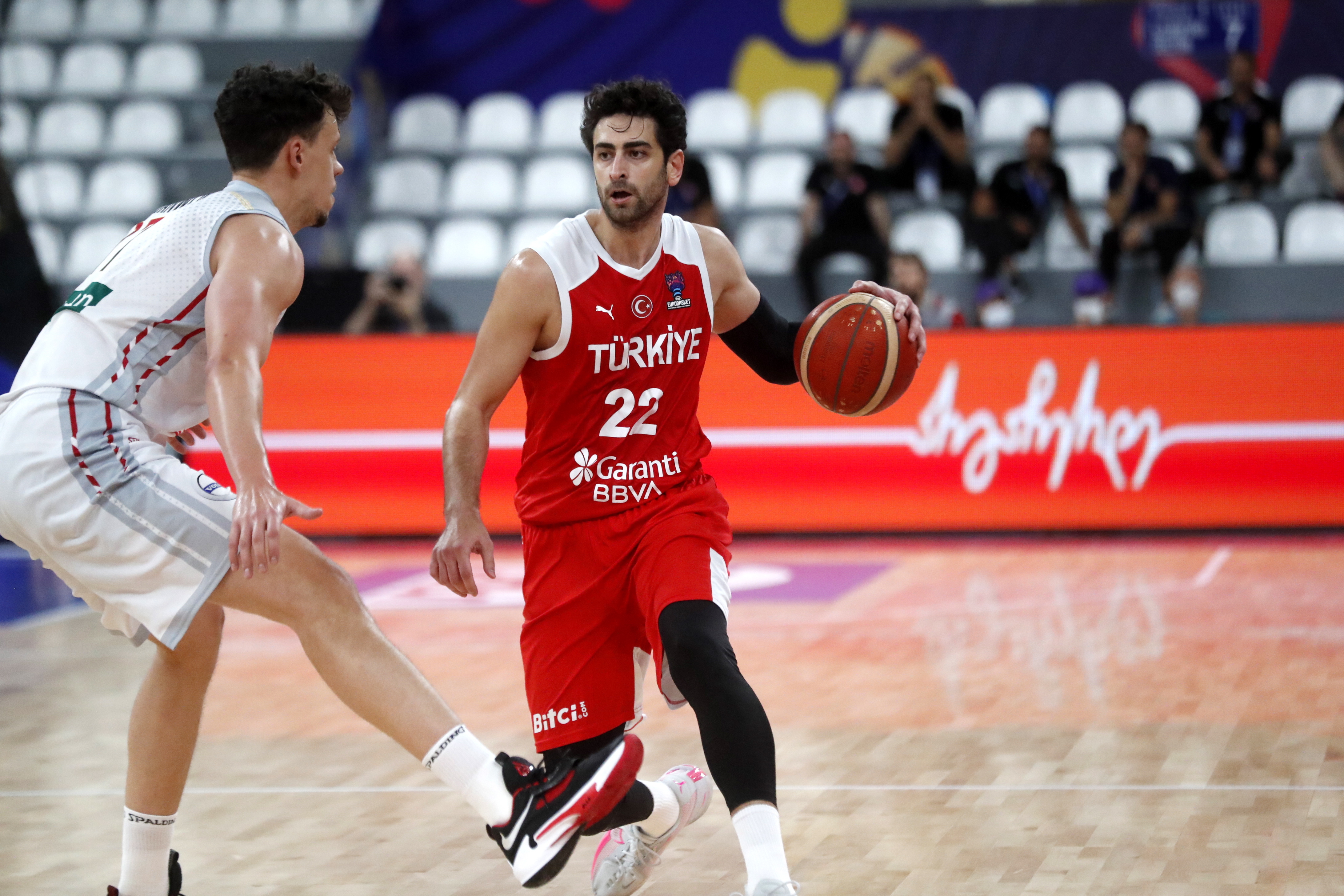 epa10164094 Turkish player Furkan Korkmaz (R) in action during the FIBA EuroBasket 2022 group A game between Belgium and Turkey in Tbilisi, Georgia, 06 September 2022.  EPA-EFE/ZURAB KURTSIKIDZE