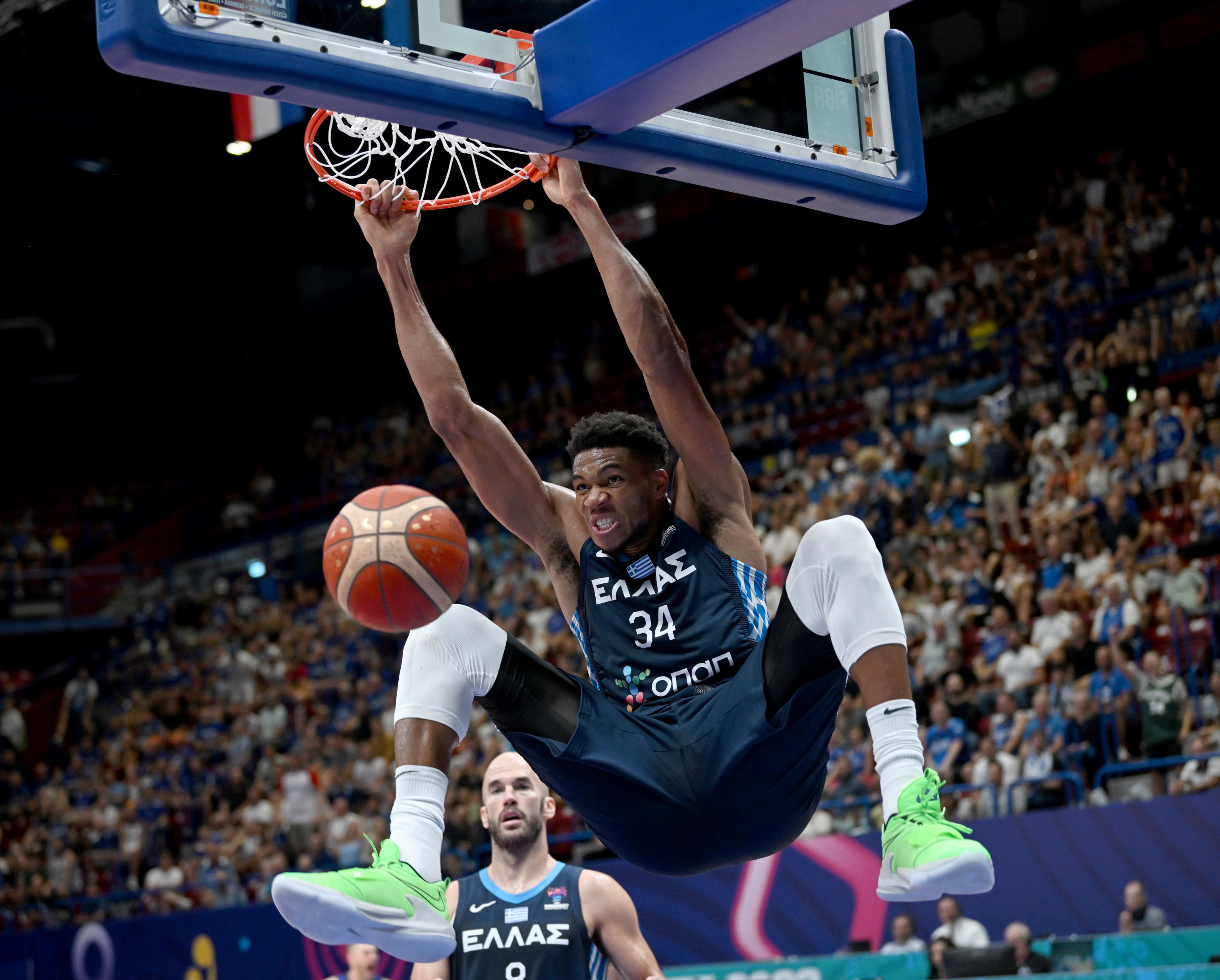epa10170115 Greece's Giannis Antetokounmpo scores during the FIBA EuroBasket 2022 group C stage match between Estonia and Greece at the Assago Forum, in Assago, near Milan, Italy, 08 September 2022.  EPA-EFE/Daniel Dal Zennaro