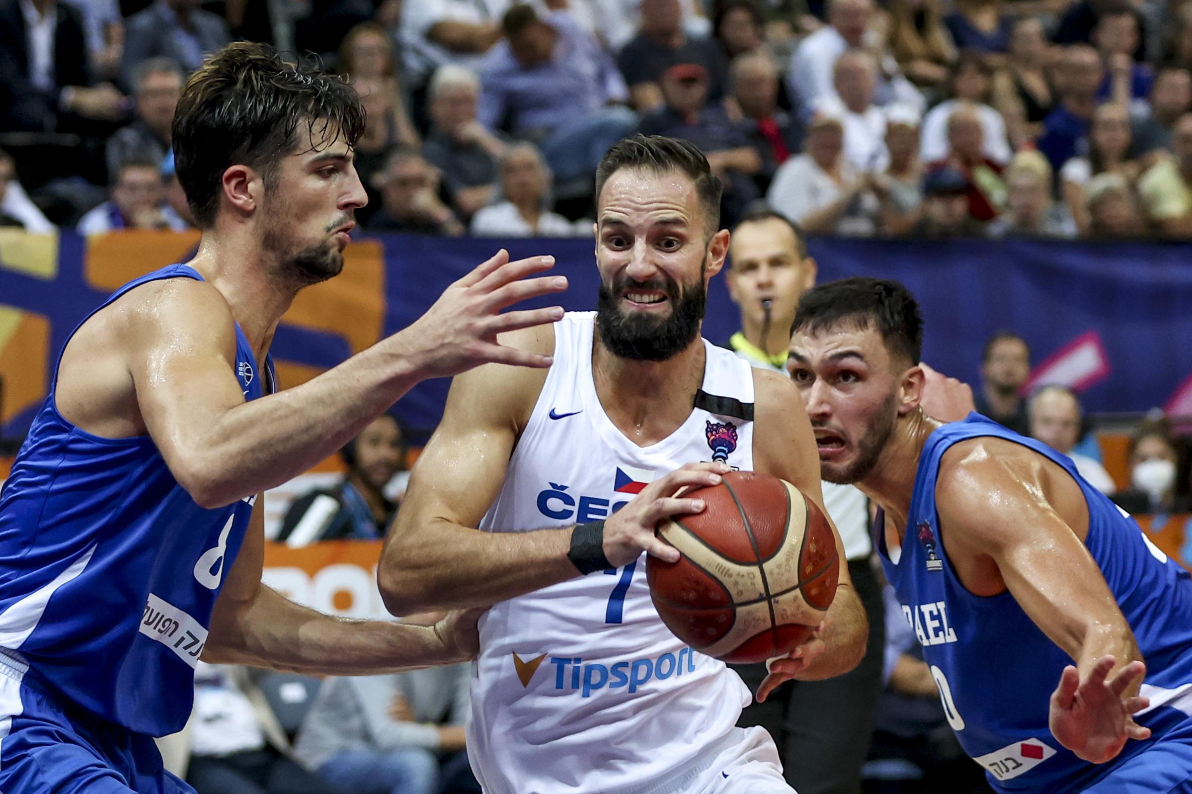 epa10170226 Vojtech Hruban of Czech Republic (C) in action against Deni Avdija of Israel (L) during FIBA EuroBasket 2022 group stage match between Czech Republic and Israel in Prague, Czech Republic, 08 September 2022.  EPA-EFE/MARTIN DIVISEK