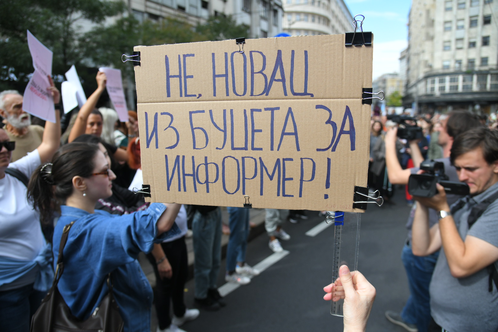 Beograd 01.10.2022. Protest žena, građana, gradjana ispred redakcije dnevnog lista, tabloida Informer Foto: Nemanja Jovanović/Nova.rs