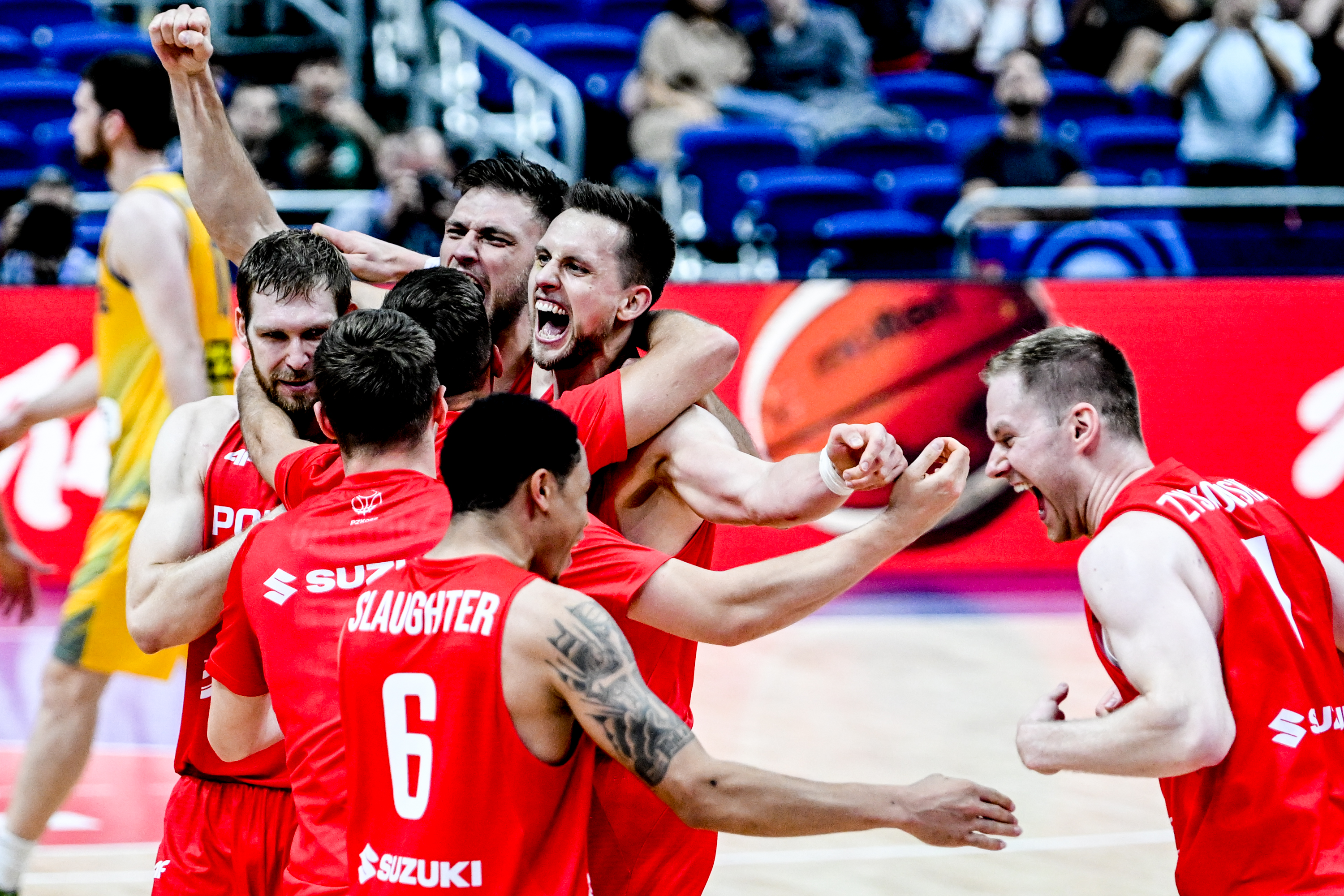 epa10177556 Poland players celebrate after winning the FIBA EuroBasket 2022 round of 16 match between Poland and Ukraine at EuroBasket Arena in Berlin, Germany, 11 September 2022.  EPA-EFE/FILIP SINGER