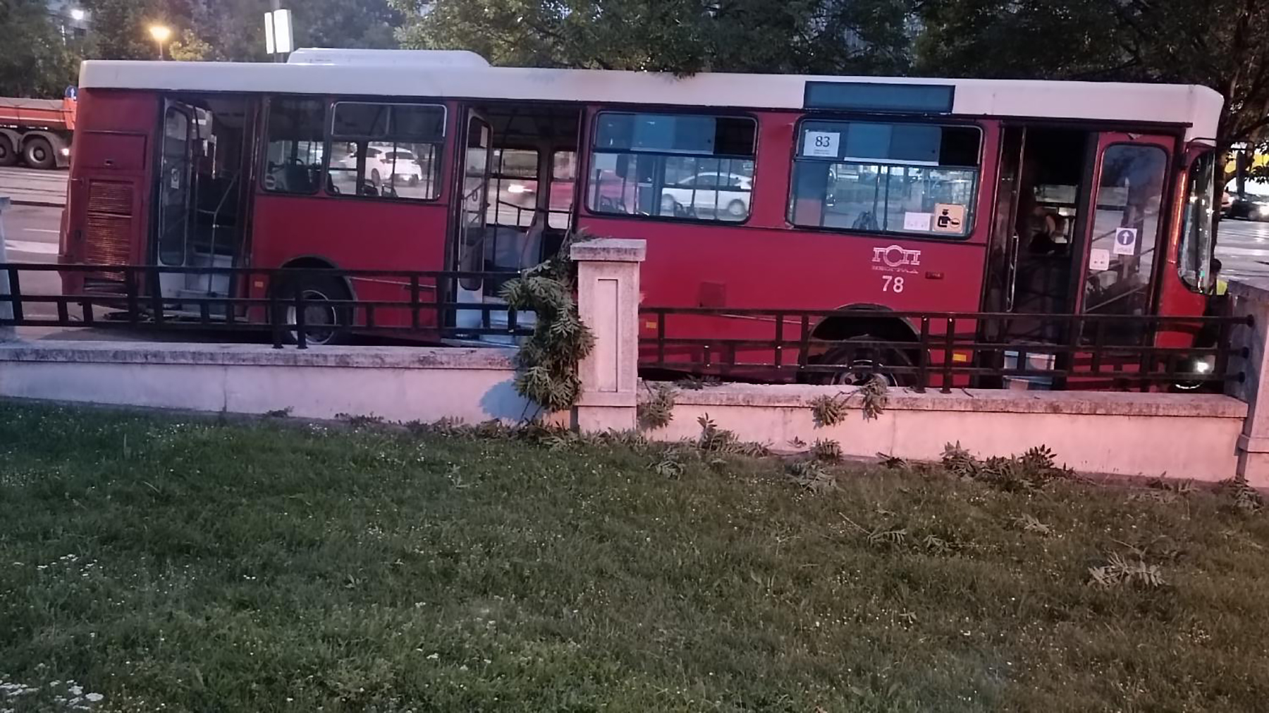 Mesto: Beograd
Datum: 2022-06-02 20:57:08.0
Dogadjaj: SAOBRAĆAJ - autobus Gradskog saobraćajnog preduzeća (GSP) "zakucao" se u ogradu parka u Nemanjinoj ulici
Fotoreporter: Marko Dragoslavić
Izvor: FoNet
