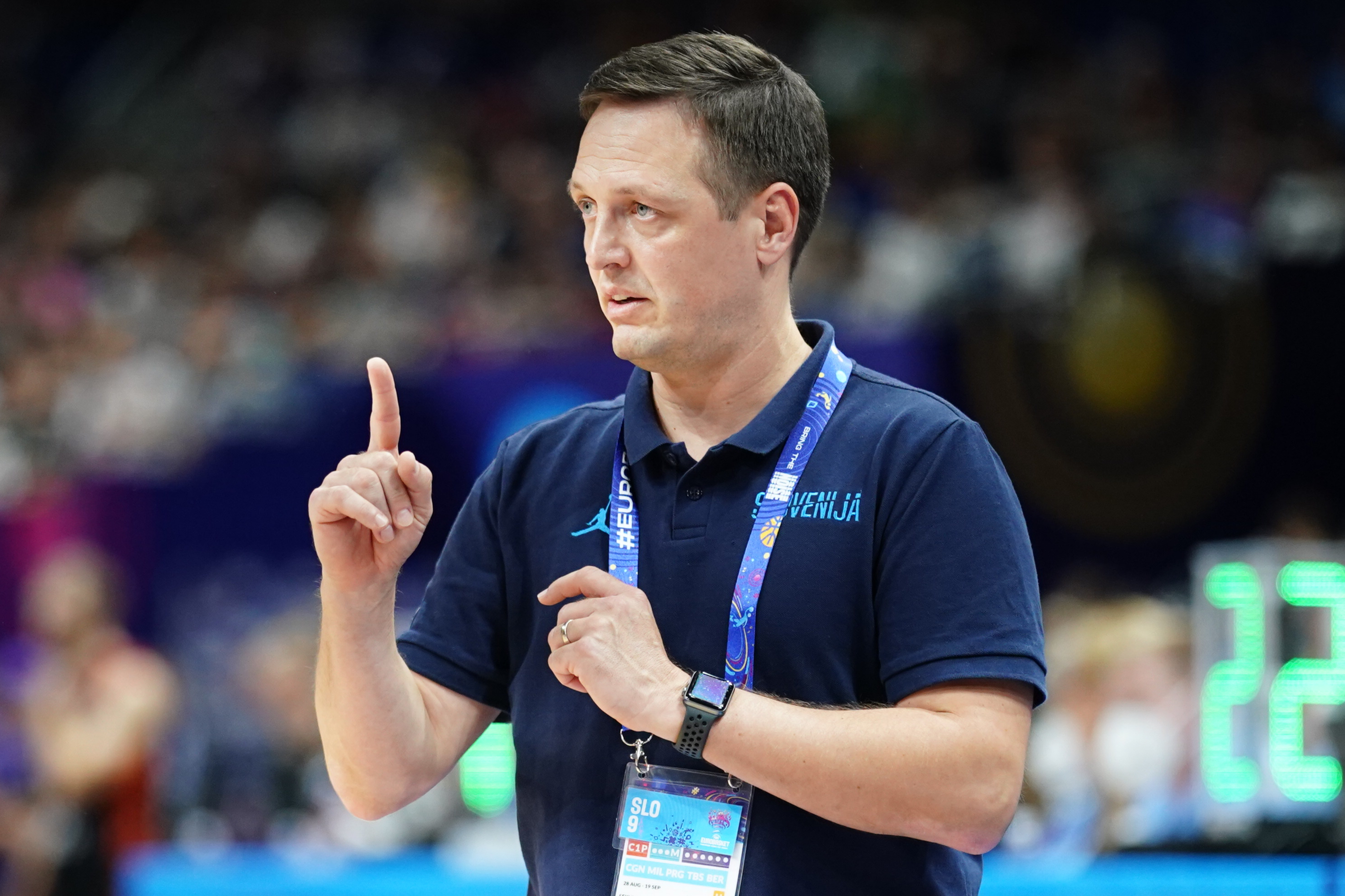 epa10175603 Slovenia?s head coach Aleksander Sekulic  gestures during the FIBA EuroBasket 2022 Round of 16 match between Slovenia and Belgium at EuroBasket Arena Berlin, in Berlin, Germany, 10 September 2022.  EPA-EFE/CLEMENS BILAN