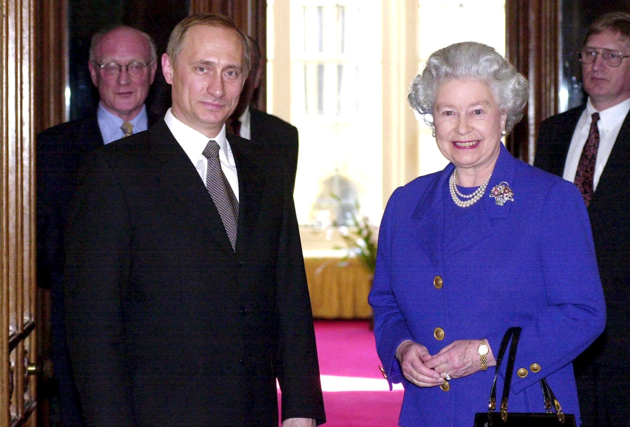 PAP70-20000417-WINDSOR, UNITED KINGDOM: Britain's Queen Elizabeth II (R) receives President-elect of the Russian Federation, Vladimir Putin (L), at Windsor Castle on Monday 17 April 2000. (POOL) EPA PHOTO PA/FIONA HANSON/pp-fob