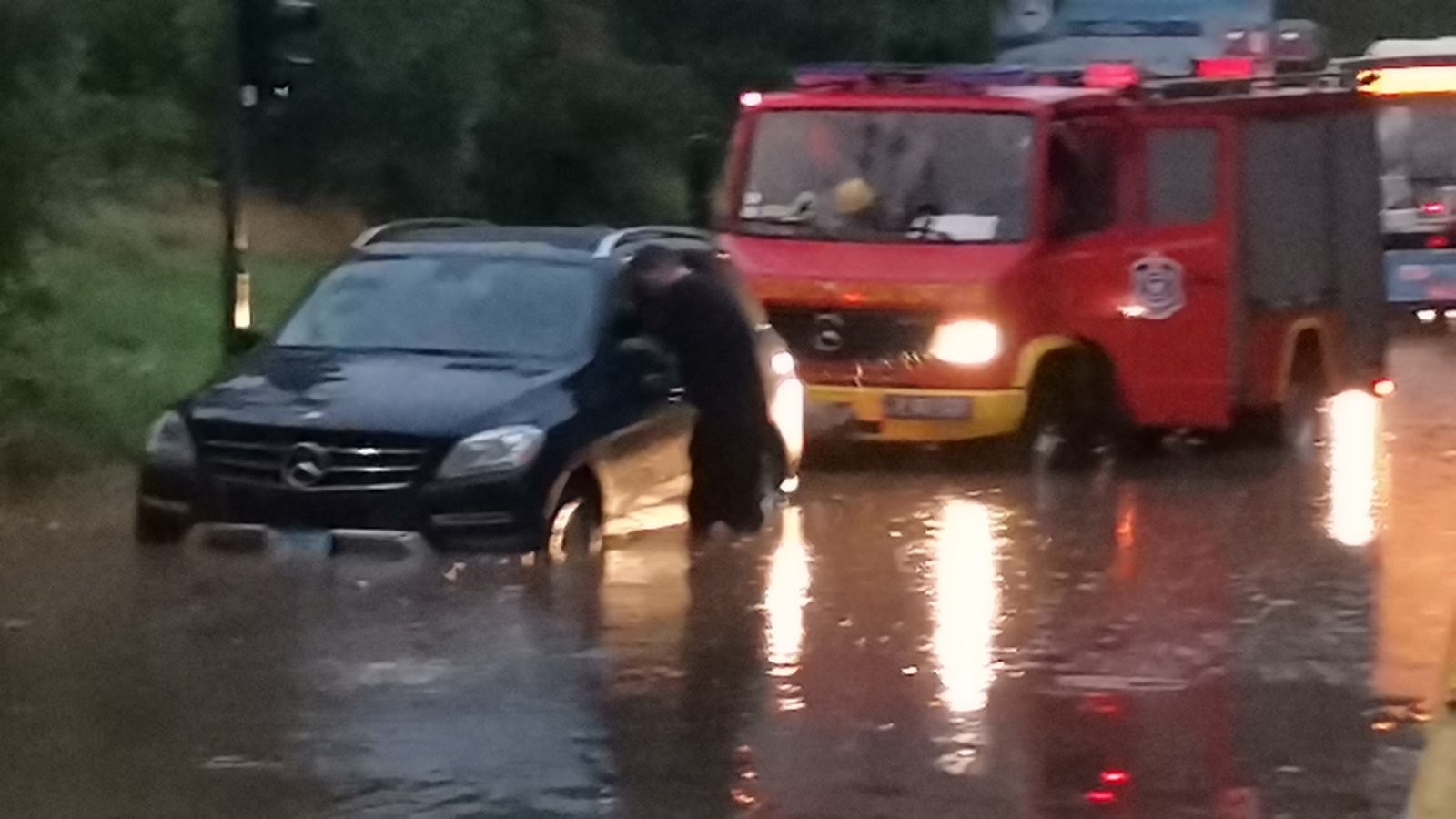 Niš, 30.07.2022. Zaglavljen automobil na putu, posle velikog nevremena. Nevreme, kiša, pljusak, voda, automobil, auto, vatrogasci Foto: Miljana Isailović/Nova.rs